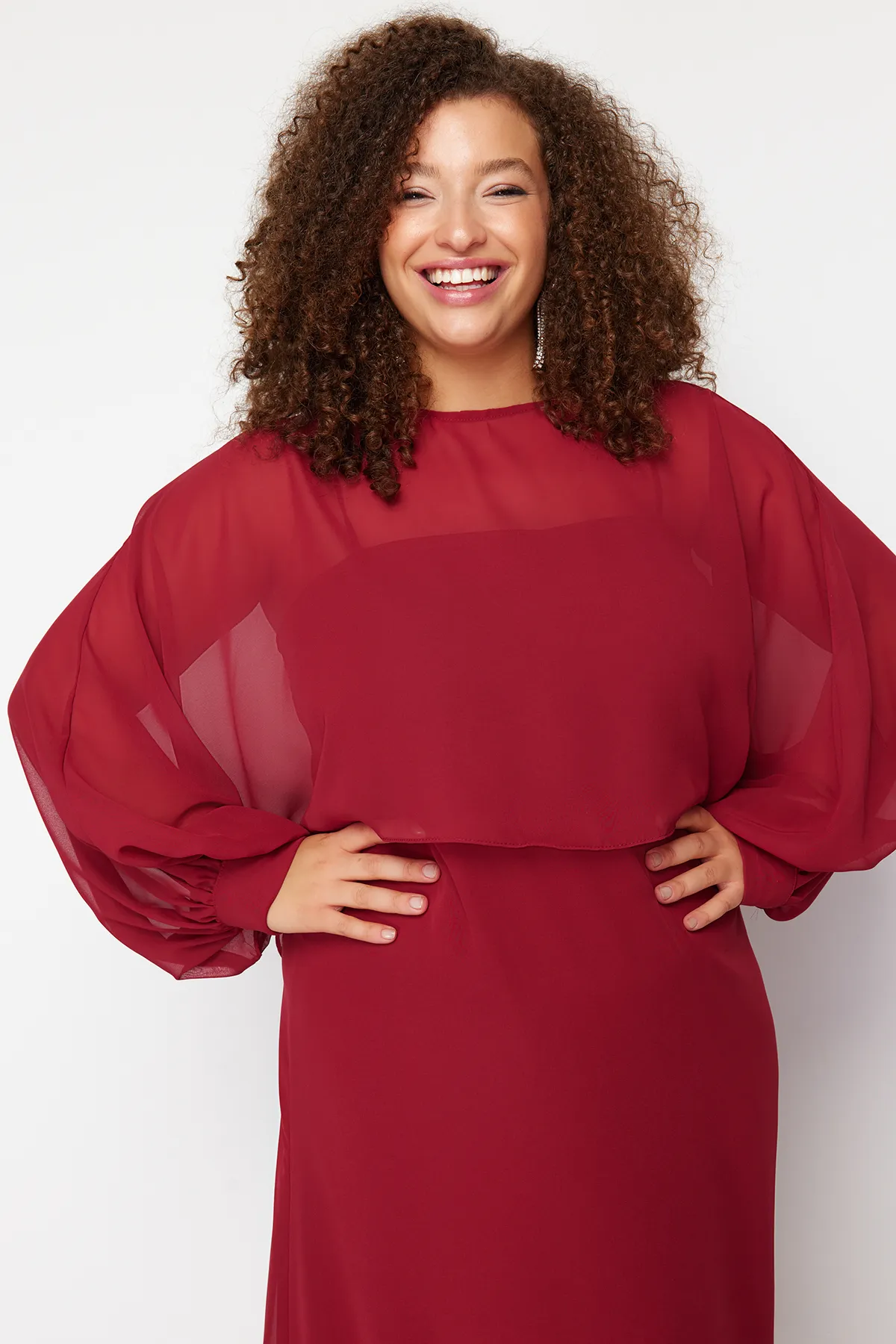 Trendyol Curve  Weinrotes Chiffon-Kleid mit Cape-Detail in Übergröße