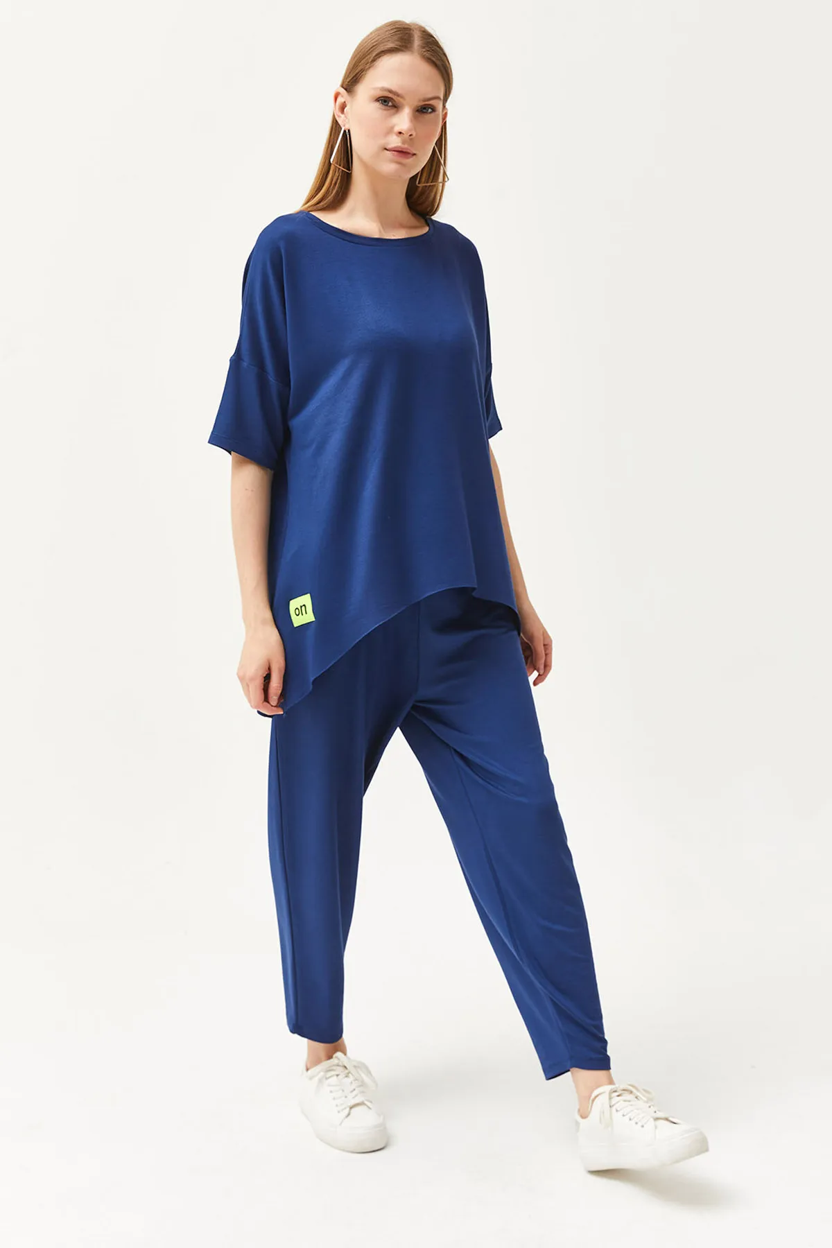 Olalook  Marineblaue asymmetrische Bluse für Damen, weiche Struktur, Oberteil mit Kristallen, Anzug TKM-19000269
