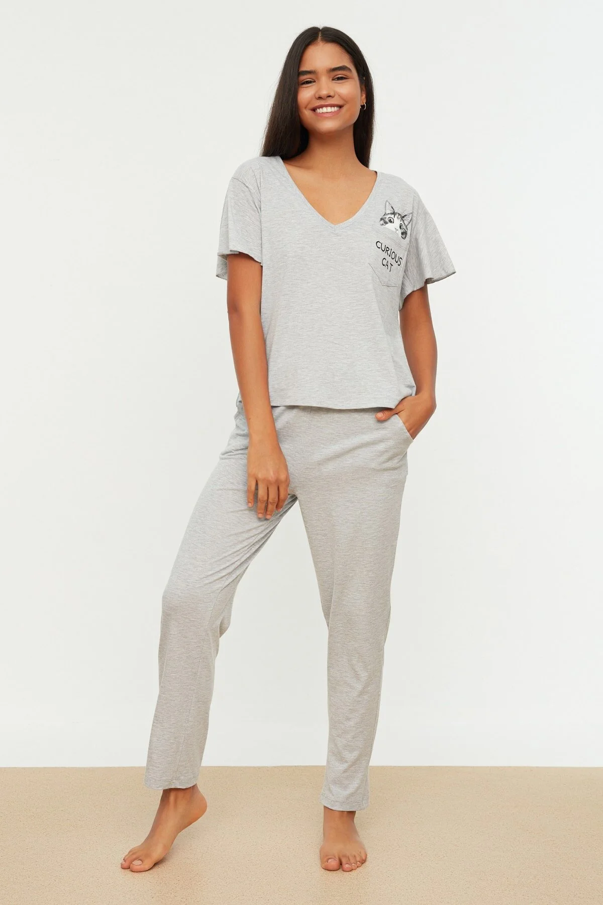 Trendyol Collection  Graues Pyjama-Set aus Baumwolle mit Katzen-Print, Ärmeln und Schwungrad-Details THMSS20PT0172