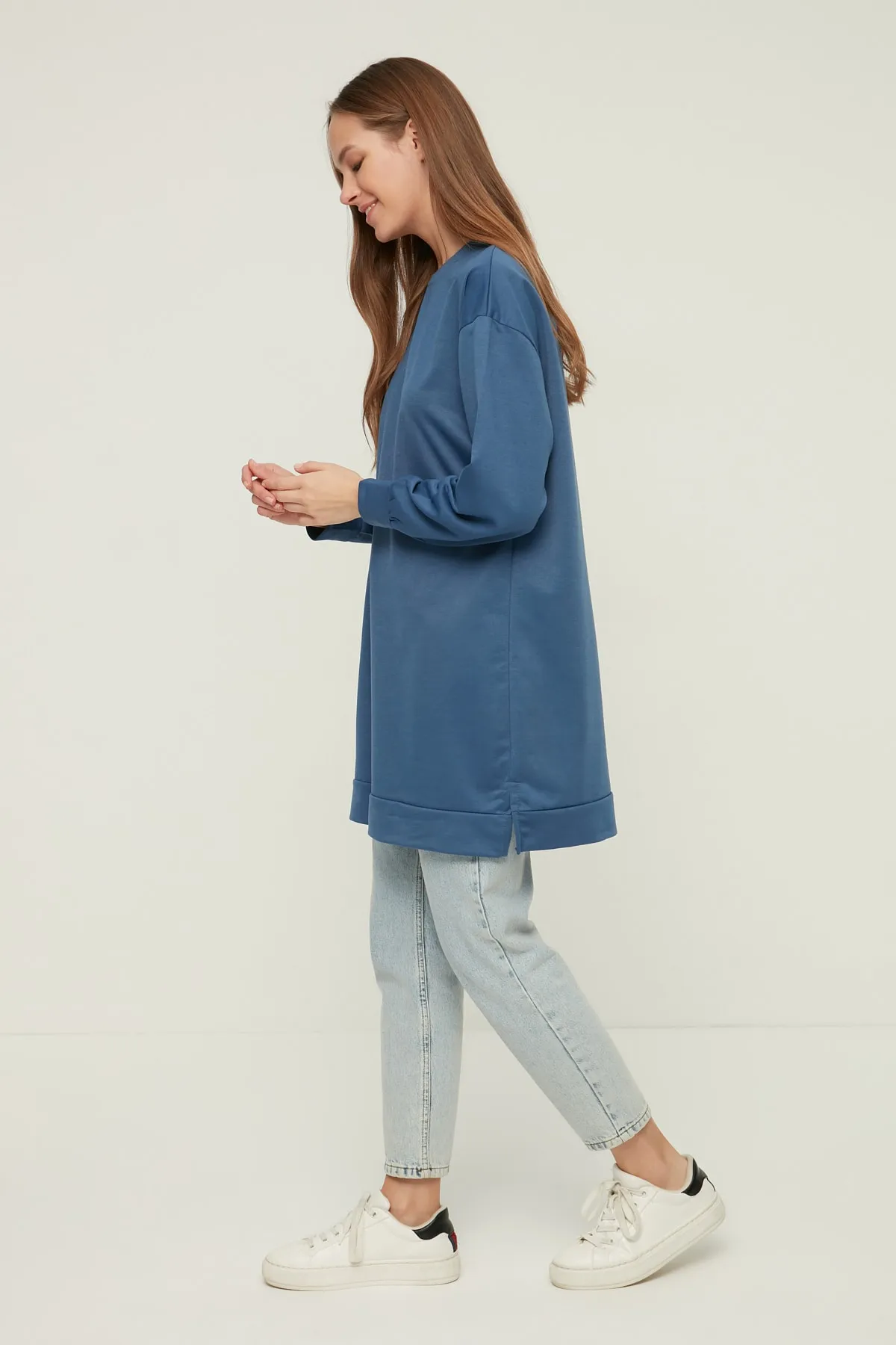 Trendyol Modest  Indigofarbenes Basic-Strick-Sweatshirt mit Rundhalsausschnitt und Schlitz und detailliertem Ausschnitt TCTAW22TW0138