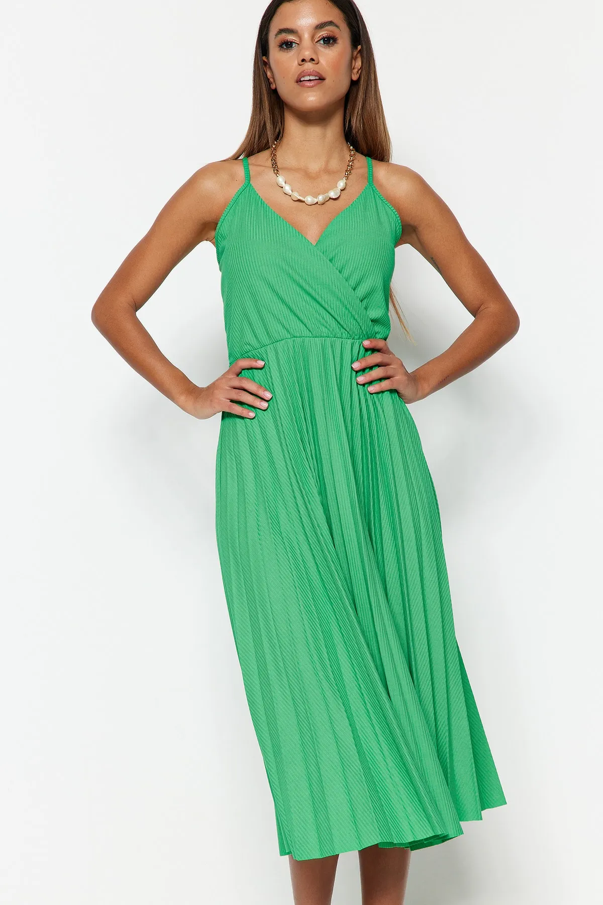 Trendyol Collection  Grünes Midi-Kleid mit offener Taille/Skater, zweireihig, plissiert, dehnbar, Strickkleid TWOSS20EL2729