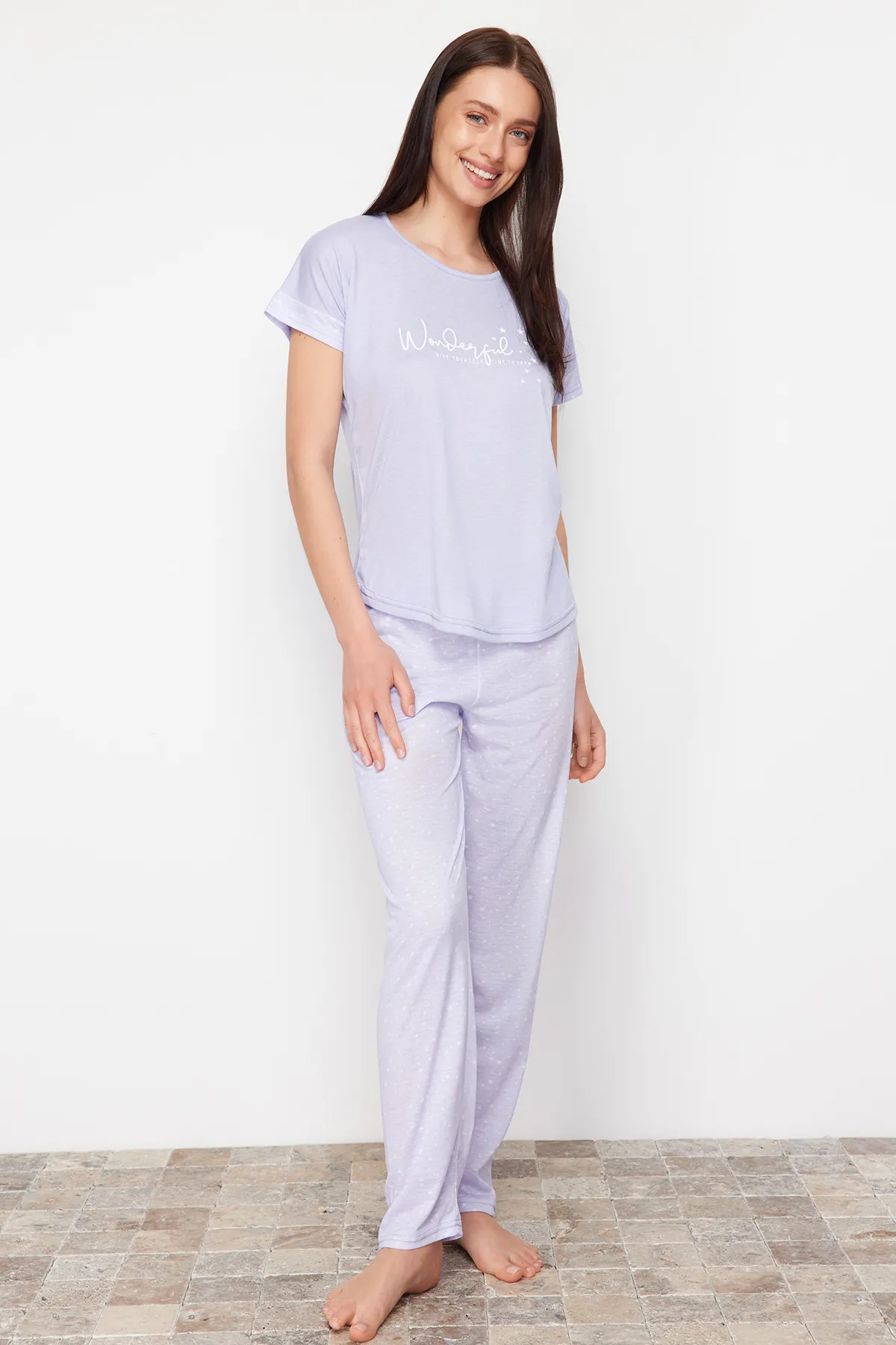 Trendyol Collection  Gestricktes Pyjama-Set mit Flieder-Slogan-Aufdruck THMSS24PT00364