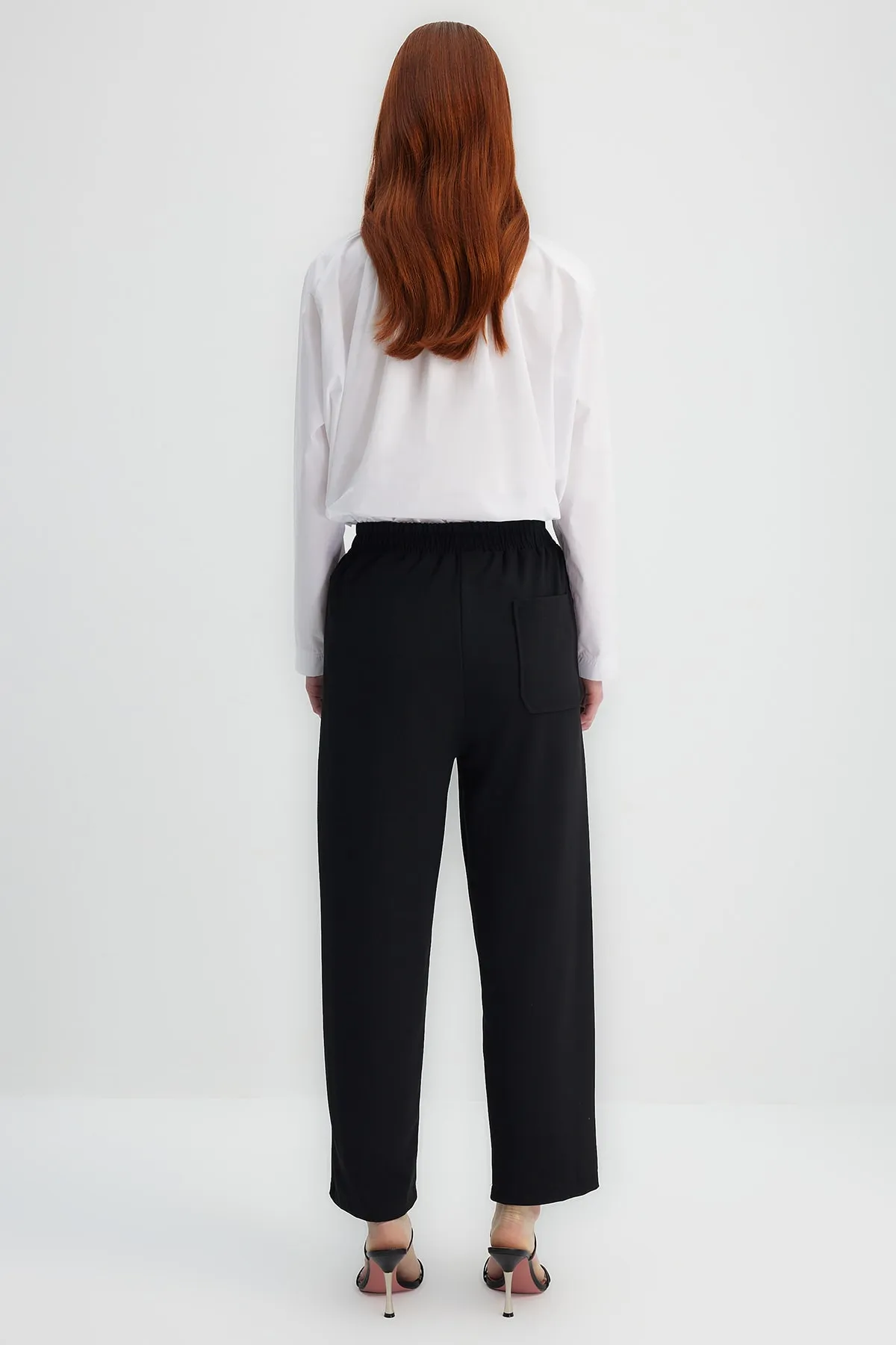 Trendyol Modest  X Kevser Sarıoğlu Schwarze gewebte Hose mit elastischem Bund TCLSS23TP00003