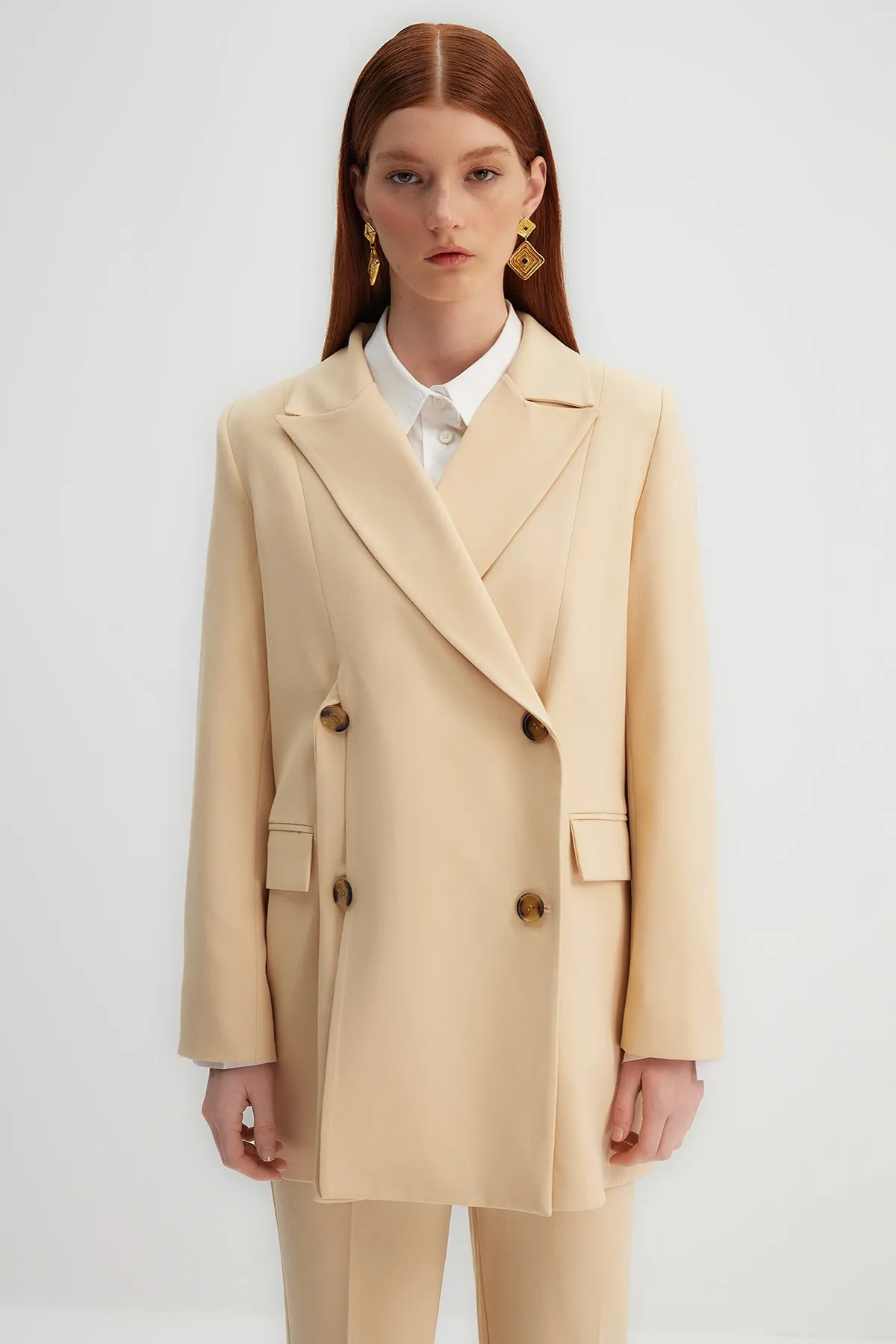 Trendyol Modest  X Kevser Sarıoğlu Beige gewebte Jacke mit Faltdetail TCLSS23CK00003