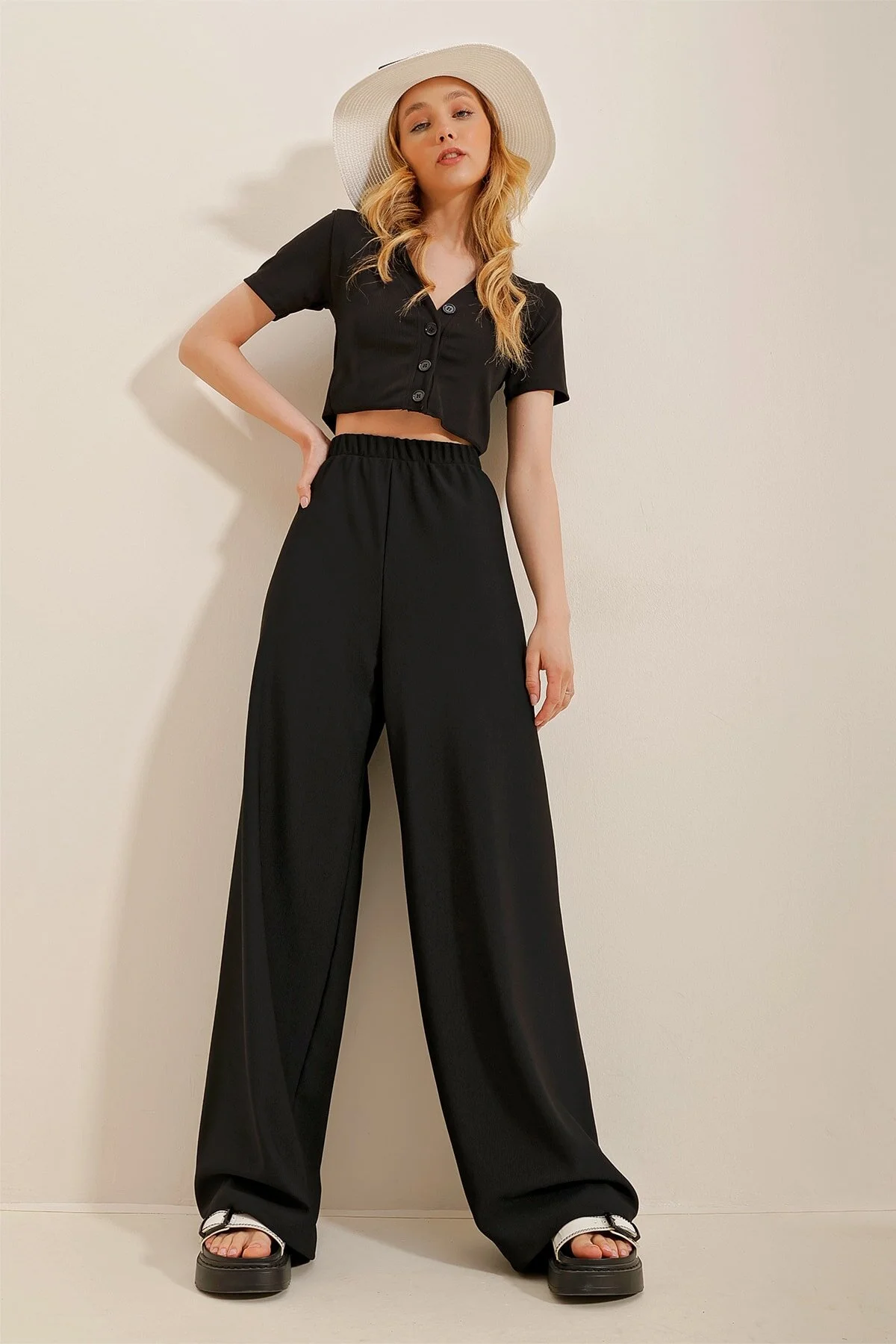 Trend Alaçatı Stili  Schwarze Viskosehose mit weitem Bein für Damen Alc-X4354