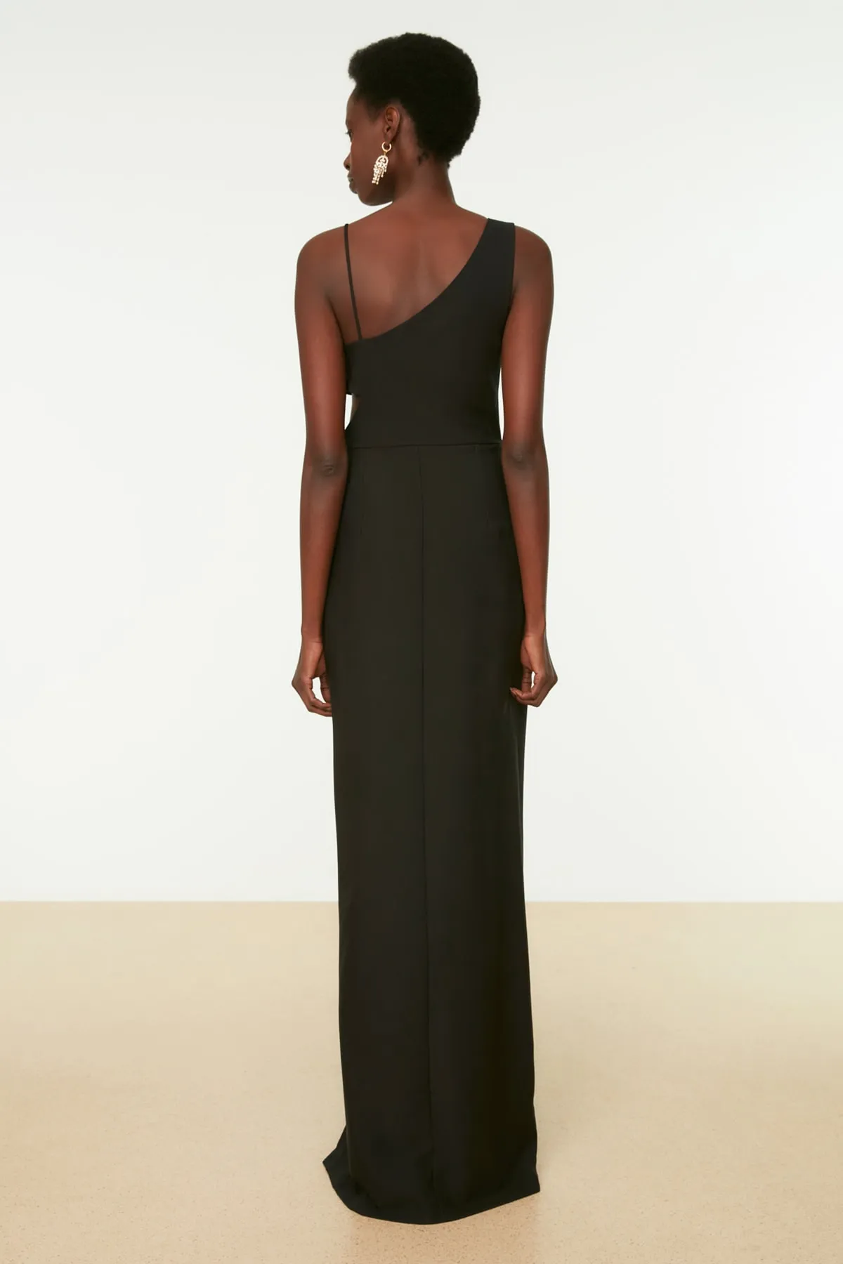 Trendyol Collection  Schwarzes, gefüttertes, gewebtes langes Abendkleid mit Fenster-/Ausschnittdetails TPRSS21AE0179