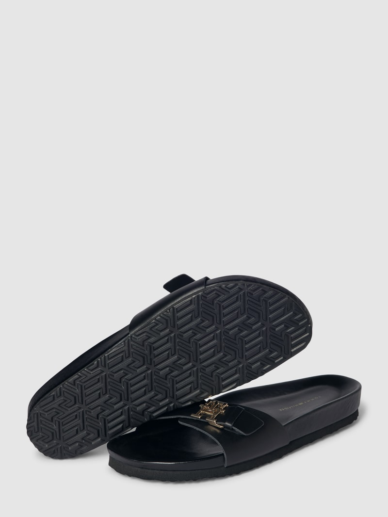 Pantoletten mit Label-Applikation in metallic Modell 'MULE' in schwarz