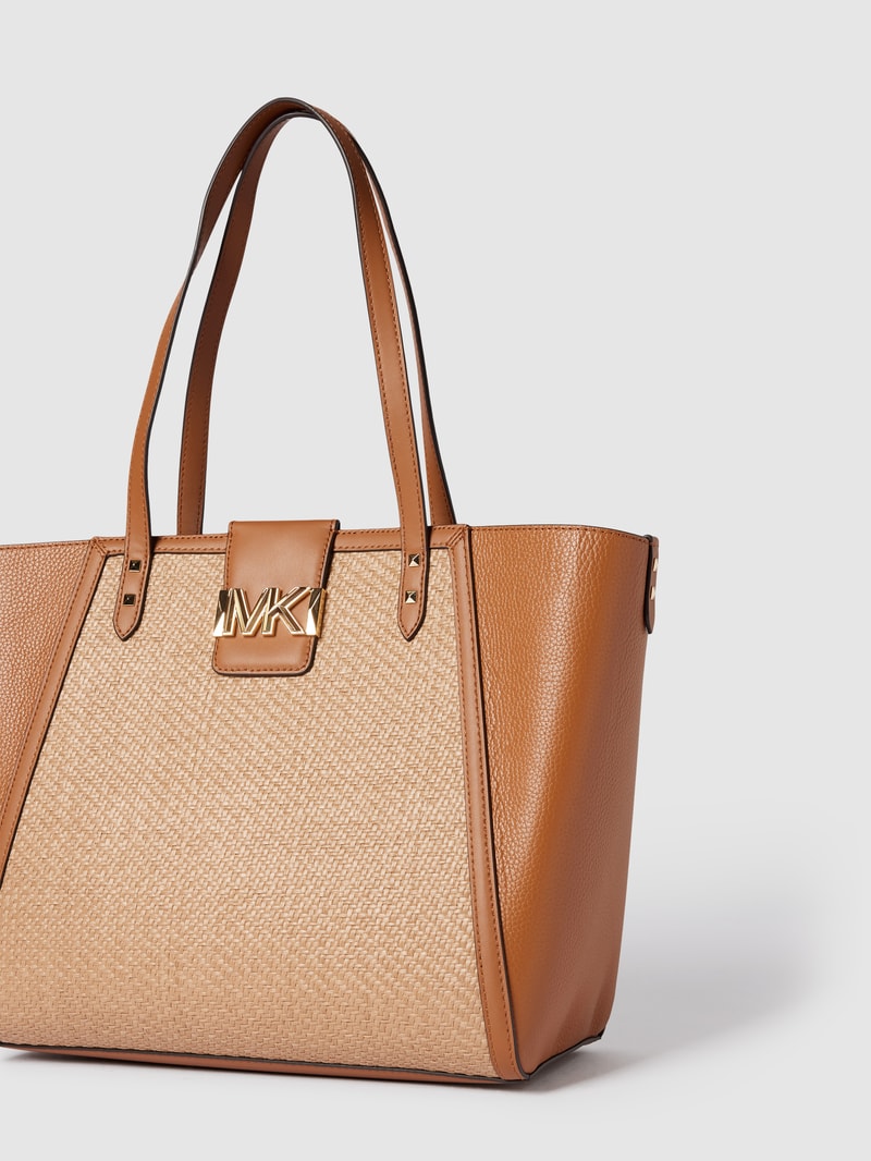 Shopper mit Label-Detail in metallic in beige