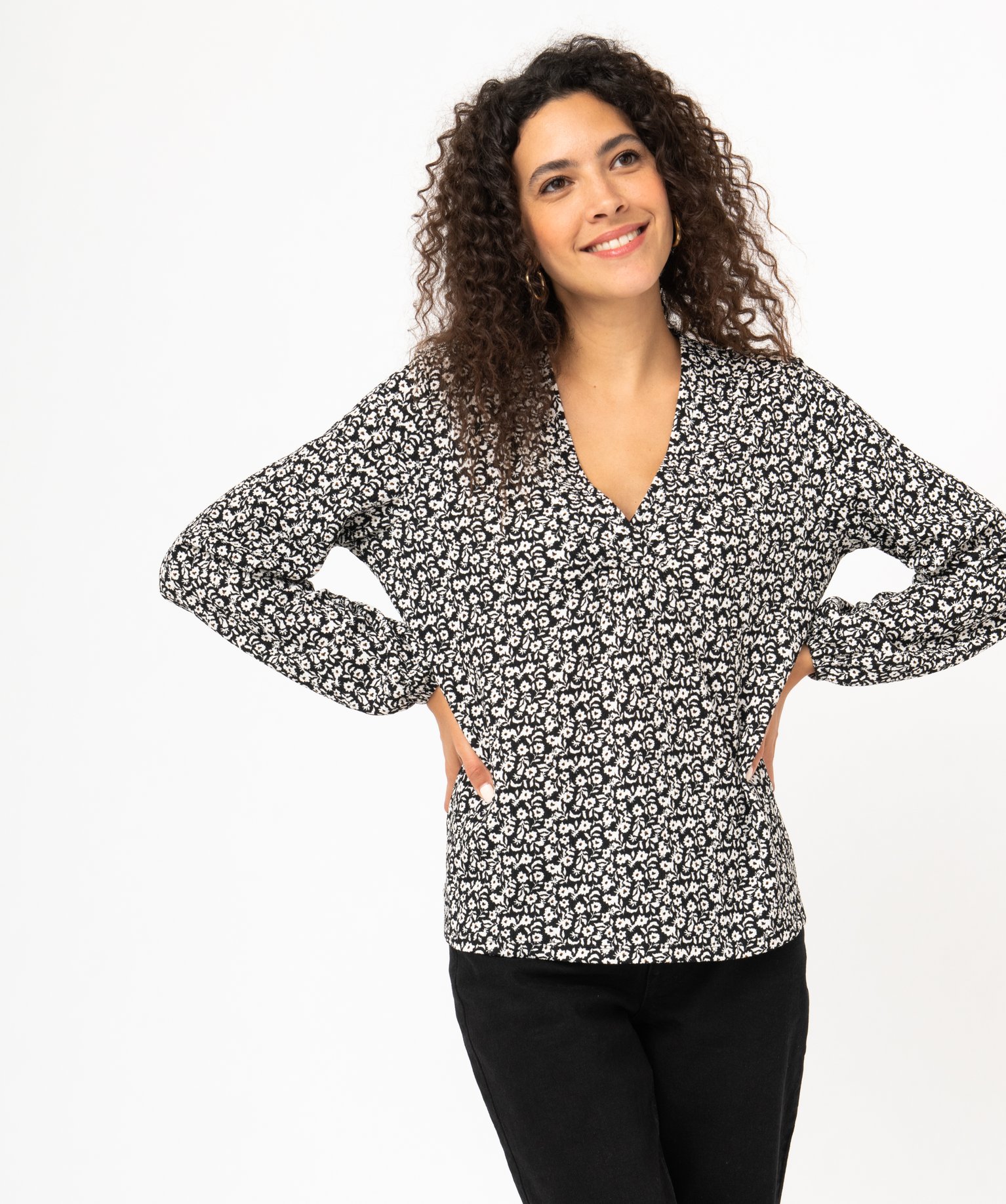 Tee-shirt à manches longues et col V à motifs fleuris femme noir | GEMO