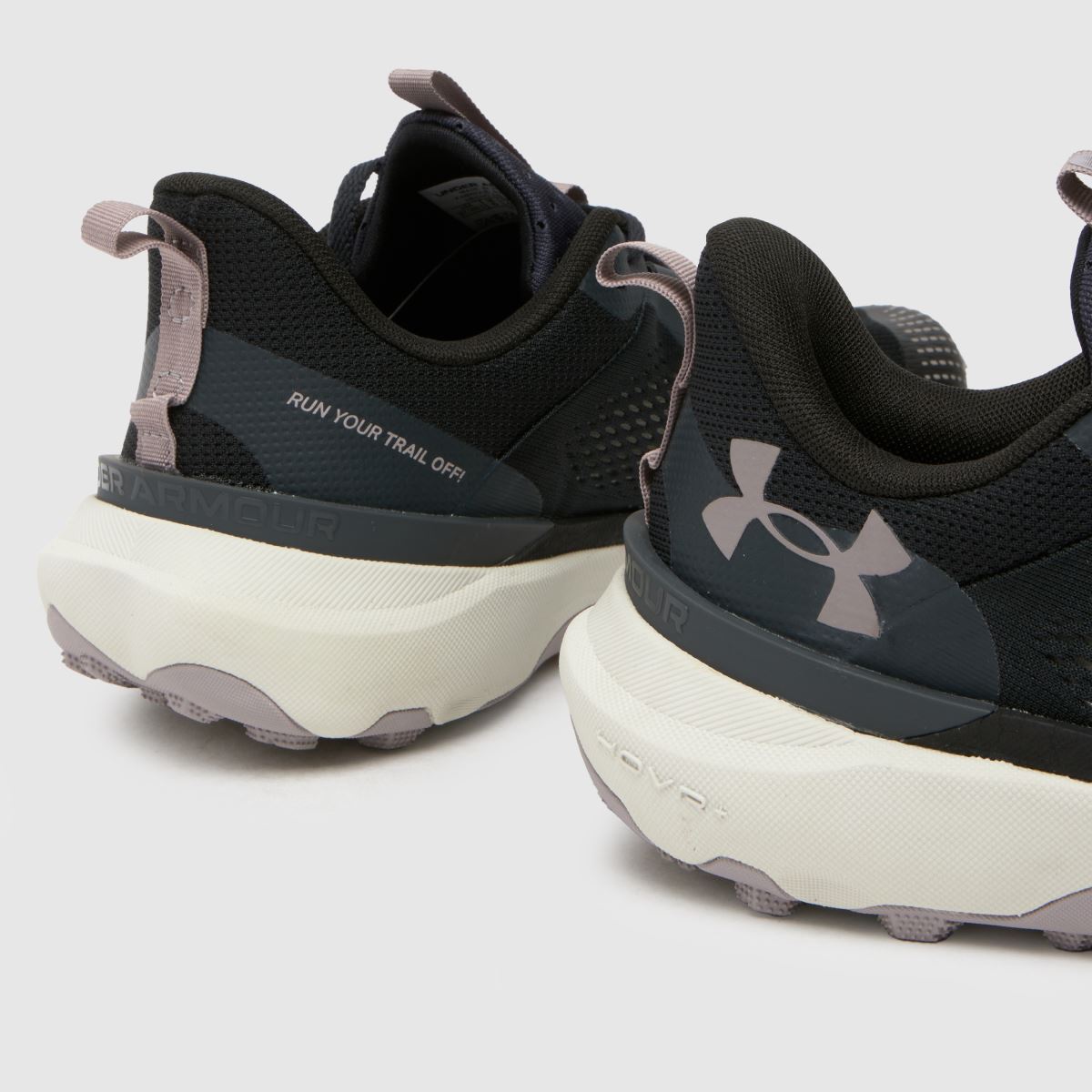 Under Armour infinite pro terepfutó cipők fekete és fehér színben