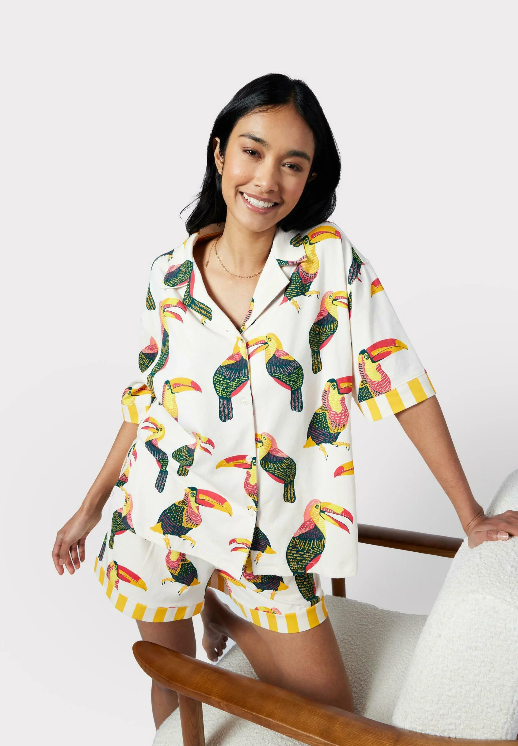 Pijama Chelsea Peers con botones y estampado de tucán