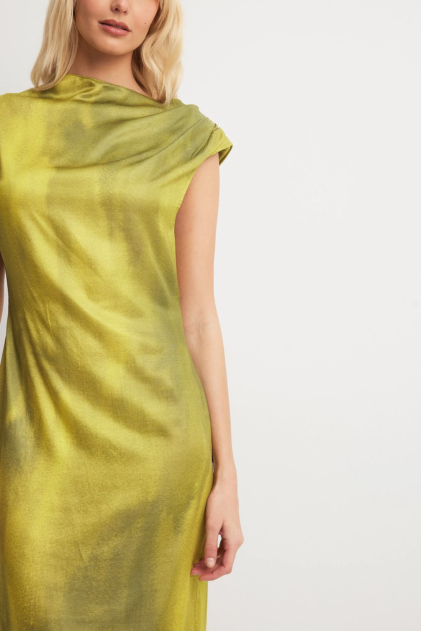 Midikleid mit Trichterausschnitt und offenem Rücken