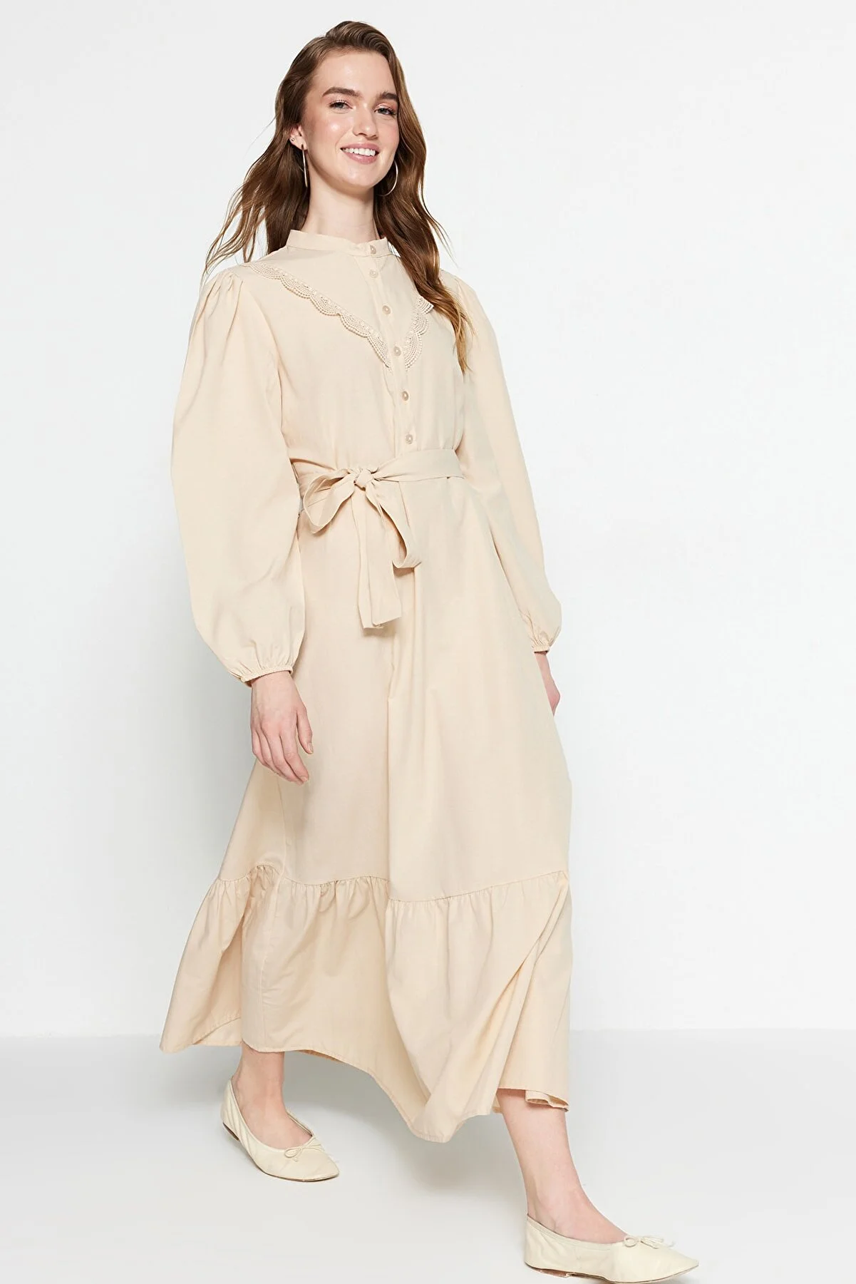 Trendyol Modest  Beiges, besticktes, gewebtes Kleid mit Taillenband TCTSS23EB00206