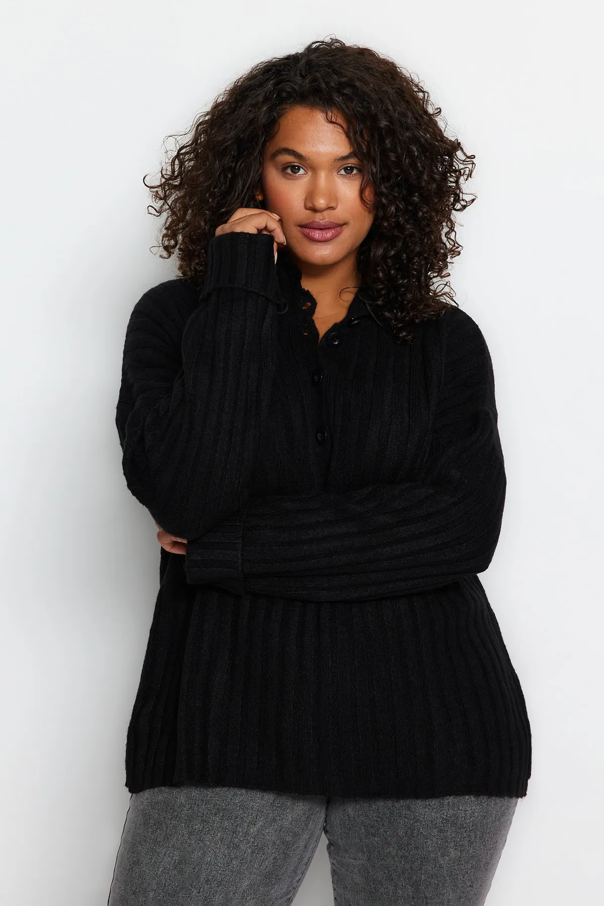 Trendyol Curve  Schwarzer Strickpullover mit Knopfverschluss TBBAW24AN00045
