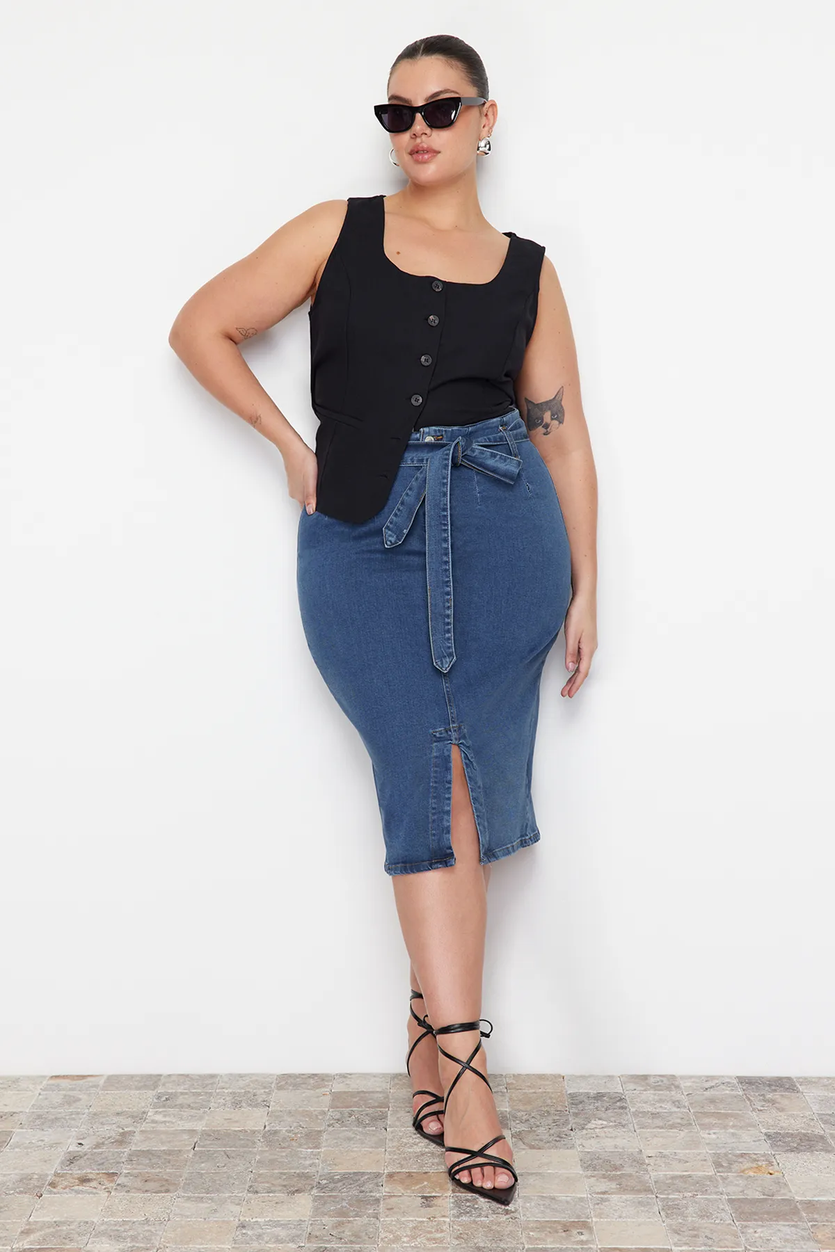 Trendyol Curve  Hellblauer, geschlitzter Jeansrock mit hohem Bund und Gürtel TBSSS23AZ00017
