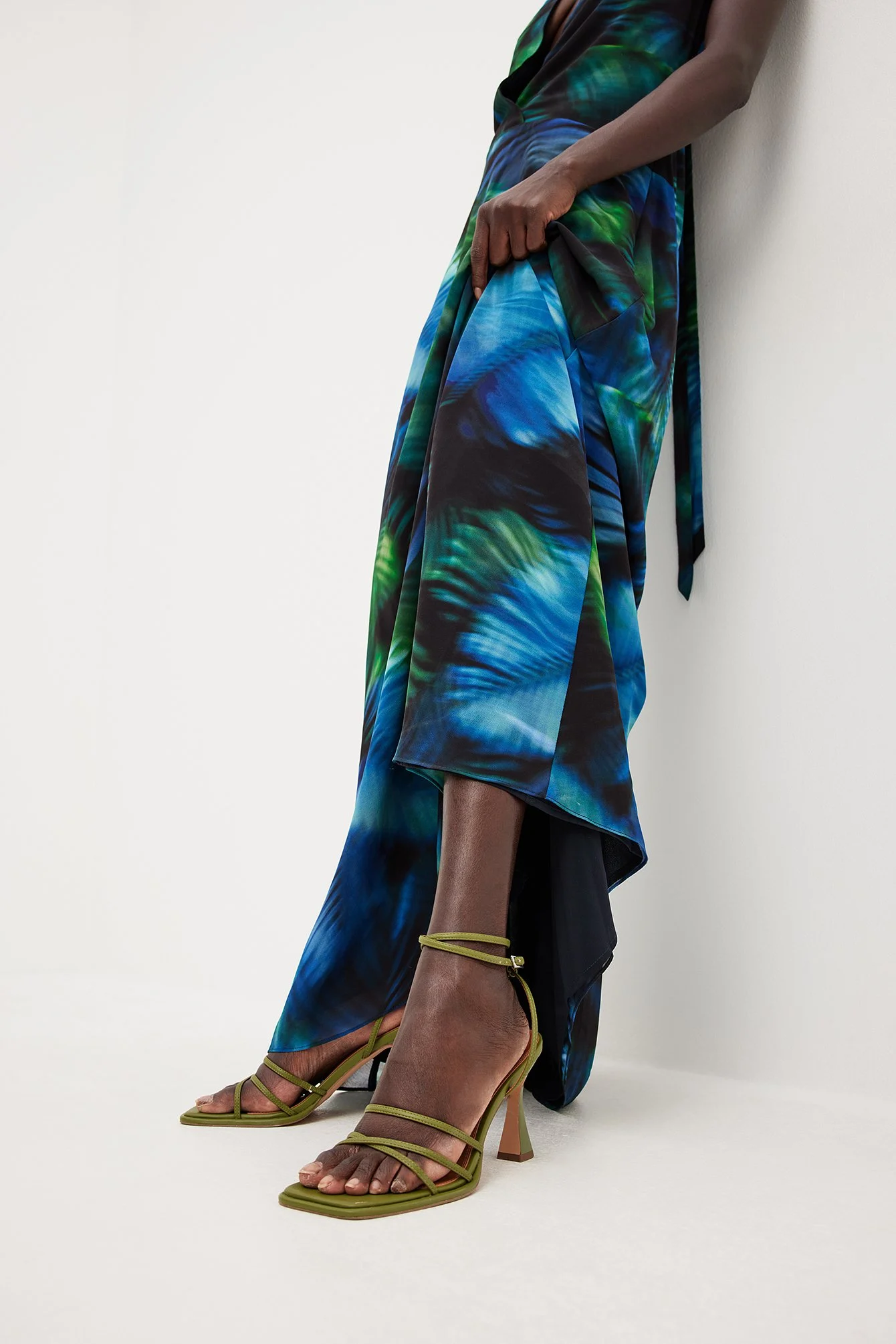 Quadratische Riemchen-High-Heels mit Sanduhrabsatz