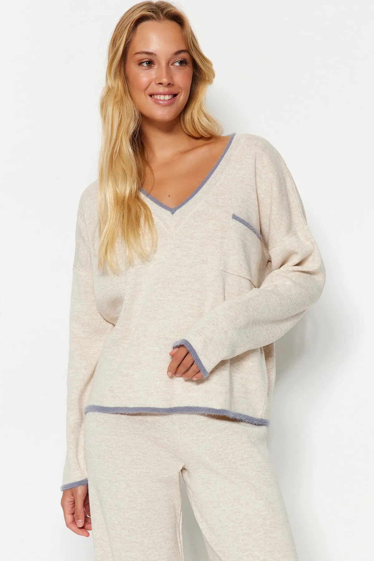 Trendyol Collection  Beigefarbenes, extraweites Set aus pelzigem Strickober- und -unterteil TWOAW24AU00099