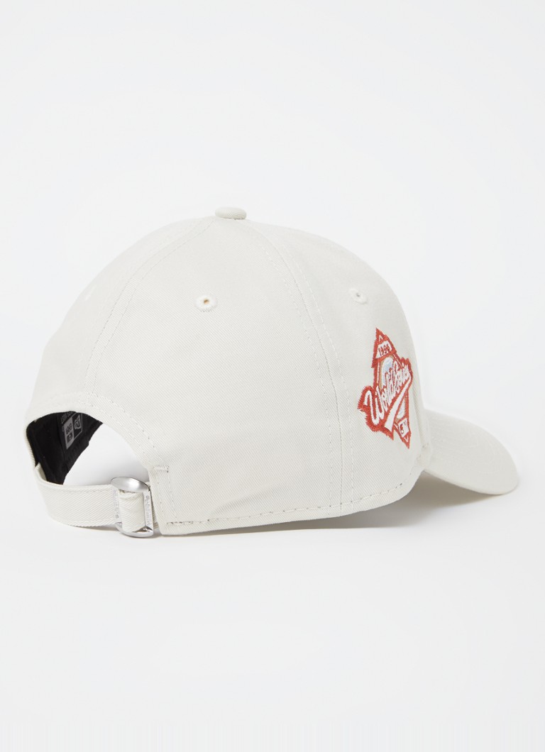 New Era -lippis, jossa logobrodeeraus