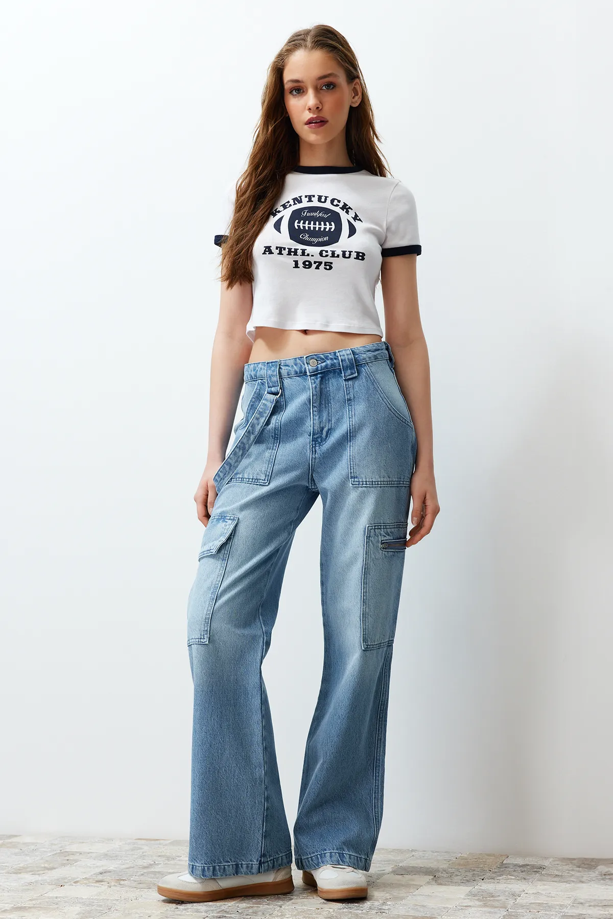 Trendyol Collection  Blaue Jeans mit hoher Taille und weitem Bein und Taschendetail TWOSS24JE00179