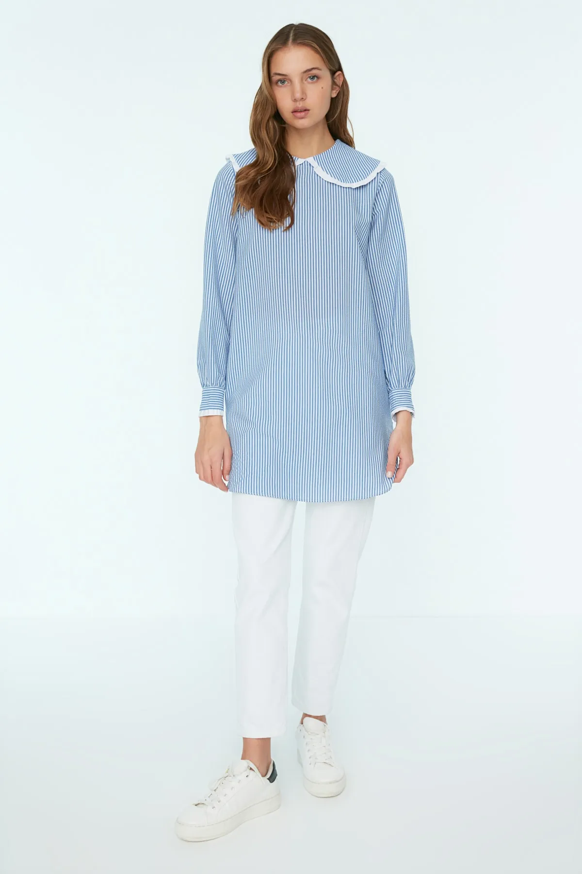 Trendyol Modest  Blau gestreifte Tunika aus gewebtem Seersucker mit Babykragen TCTSS22TN0012