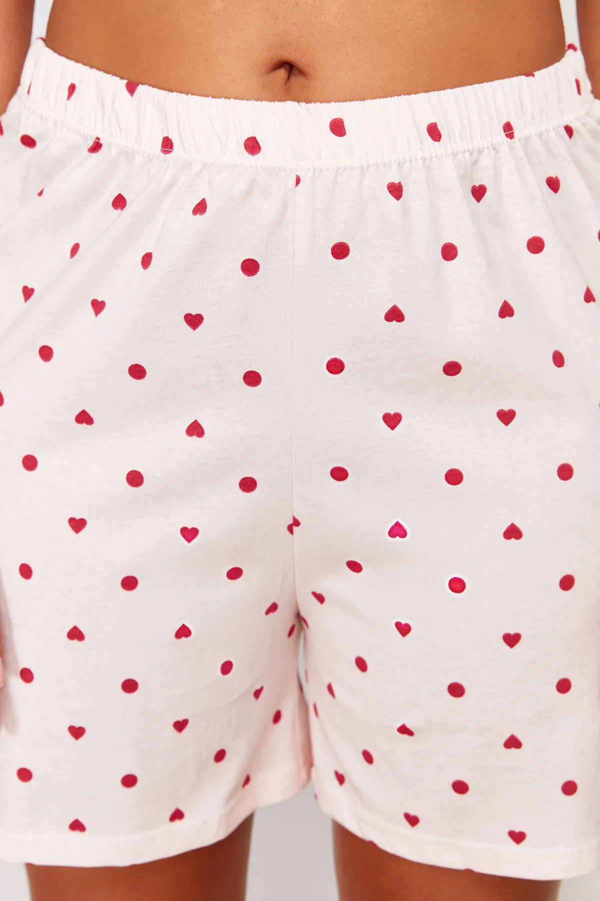 Trendyol Curve  Hellrosa Pyjama-Set aus Strick mit Herzmuster TBBSS24AI00025