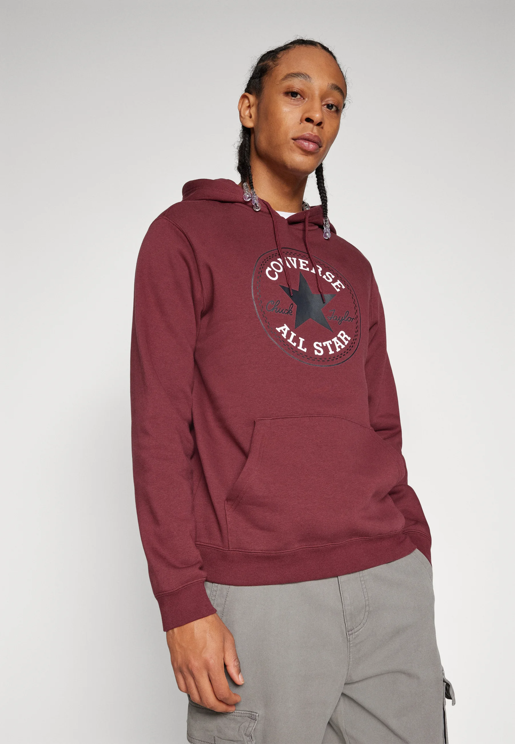 Sudadera con capucha Converse de ajuste estándar con parche Chuck Core grande en el centro del frente - Sudadera