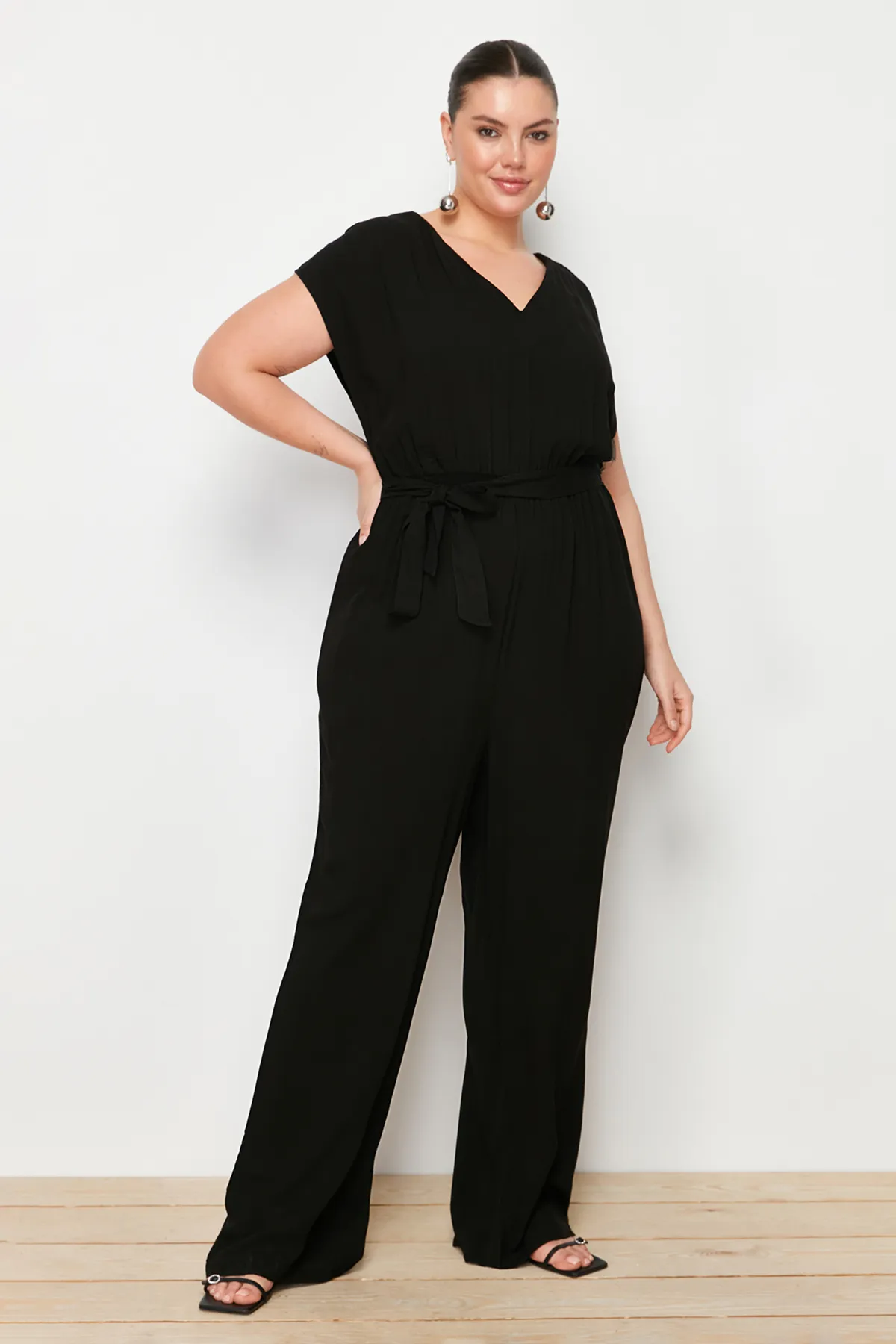 Trendyol Curve  Schwarzer, gewebter Jumpsuit mit weitem Bein und Gürtel TBSSS22TU0161