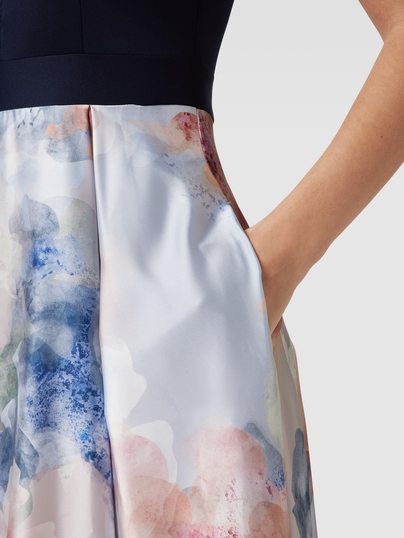 Abendkleid mit floralem Muster in hellblau