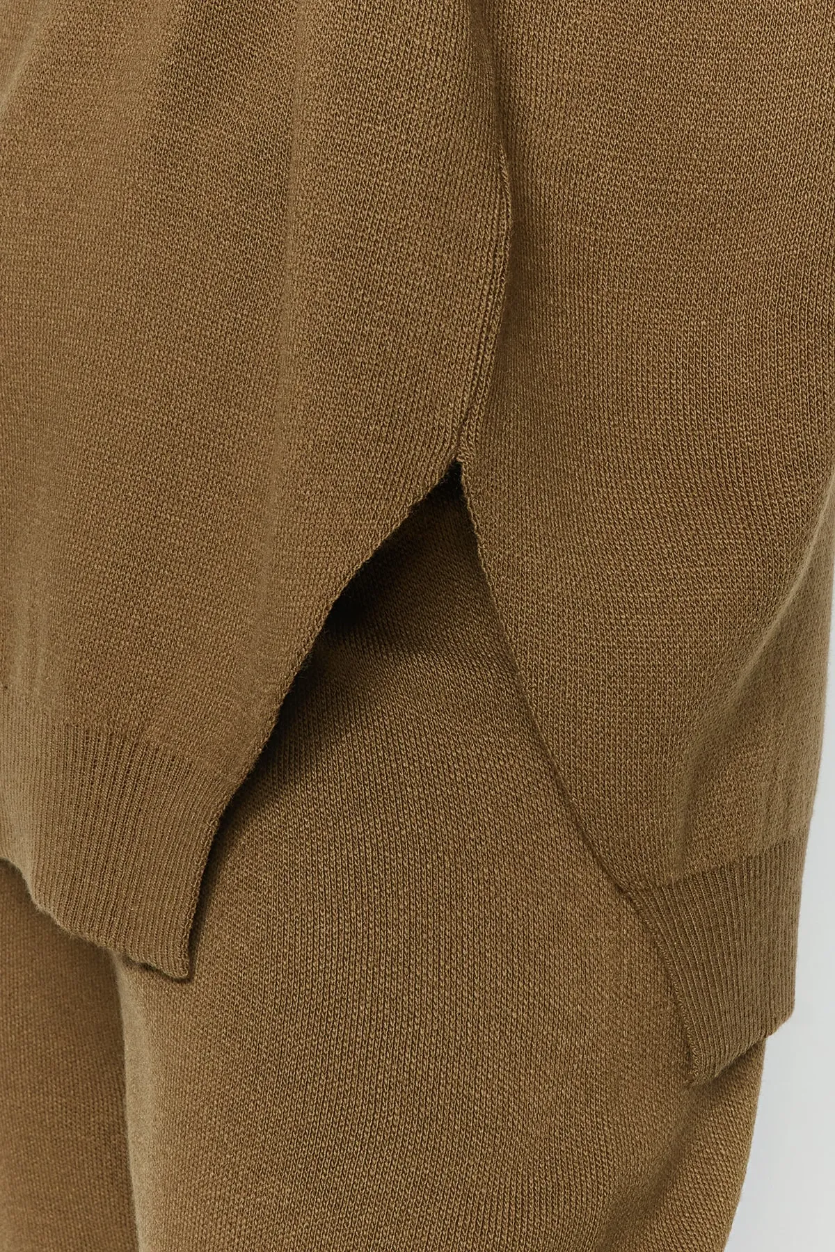 Trendyol Collection  Khakifarbenes Strickoberteil und -unterteil mit Ballonärmeln und weiter Passform TWOAW24AU00067