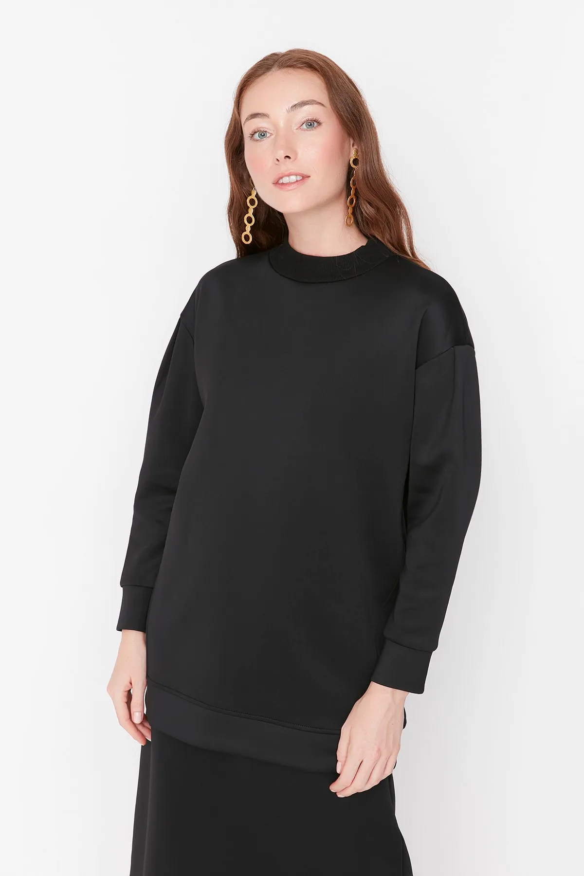 Trendyol Modest  Schwarzes Strickset aus Scuba-Tunika und -Rock mit Ärmeldetail TCTAW23US00106