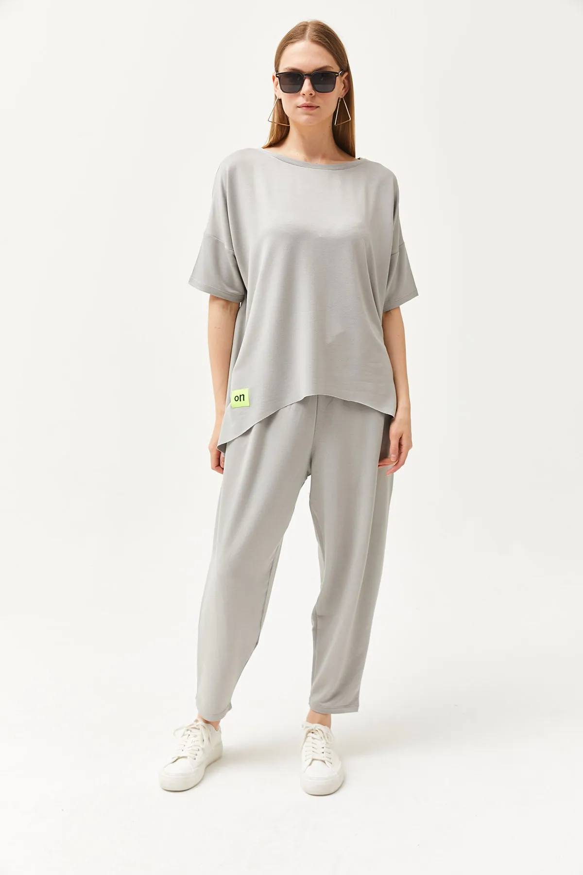 Olalook  Graue asymmetrische Bluse für Damen mit weicher Struktur, Oberteil und Kristallen, Anzug TKM-19000269