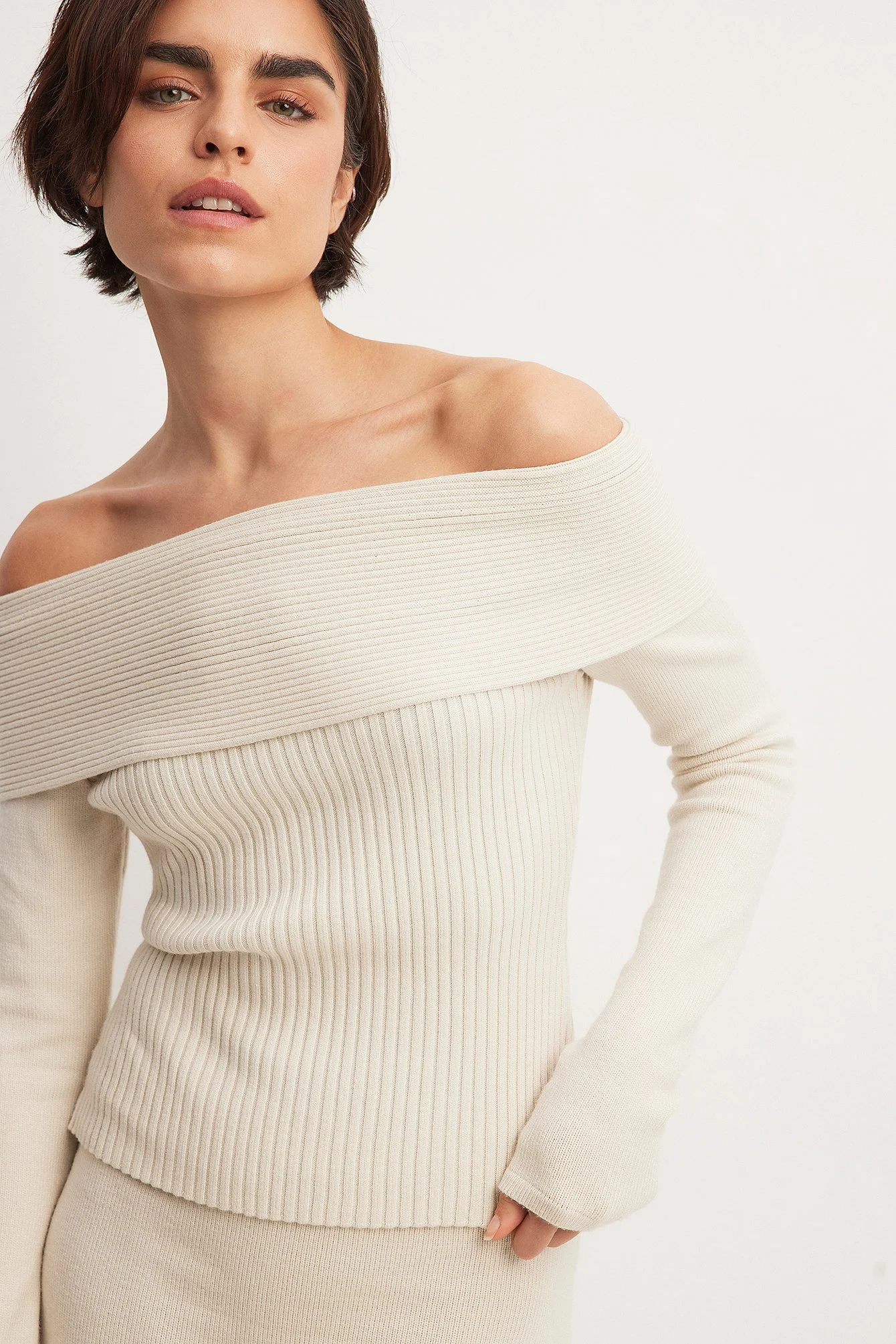 Gerippter, schulterfreier Pullover mit Twist-Effekt