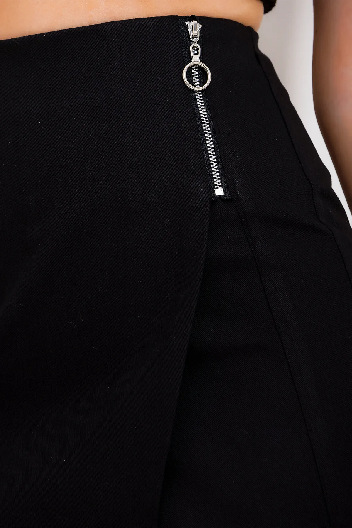 Trend Alaçatı Stili  Schwarzer Gabardine-Shortsrock mit Reißverschluss für Damen ALC-X11778