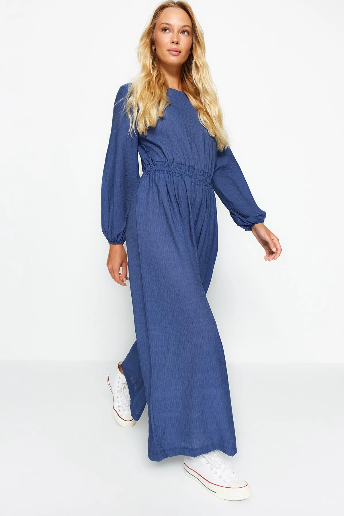 Trendyol Modest  Indigofarbener Overall mit Rundhalsausschnitt, elastischer Taille, entspanntem Schnitt und weitem Bein TCTSS21TU0206
