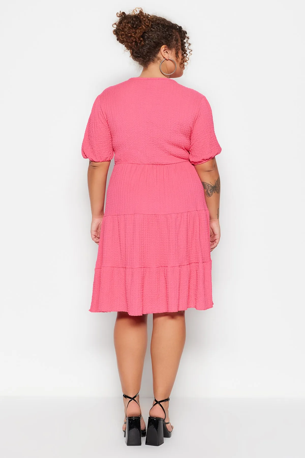 Trendyol Curve  Fuchsiafarbenes Skater-Strickkleid mit V-Ausschnitt und zweireihigem Verschluss TBBSS22EL2987