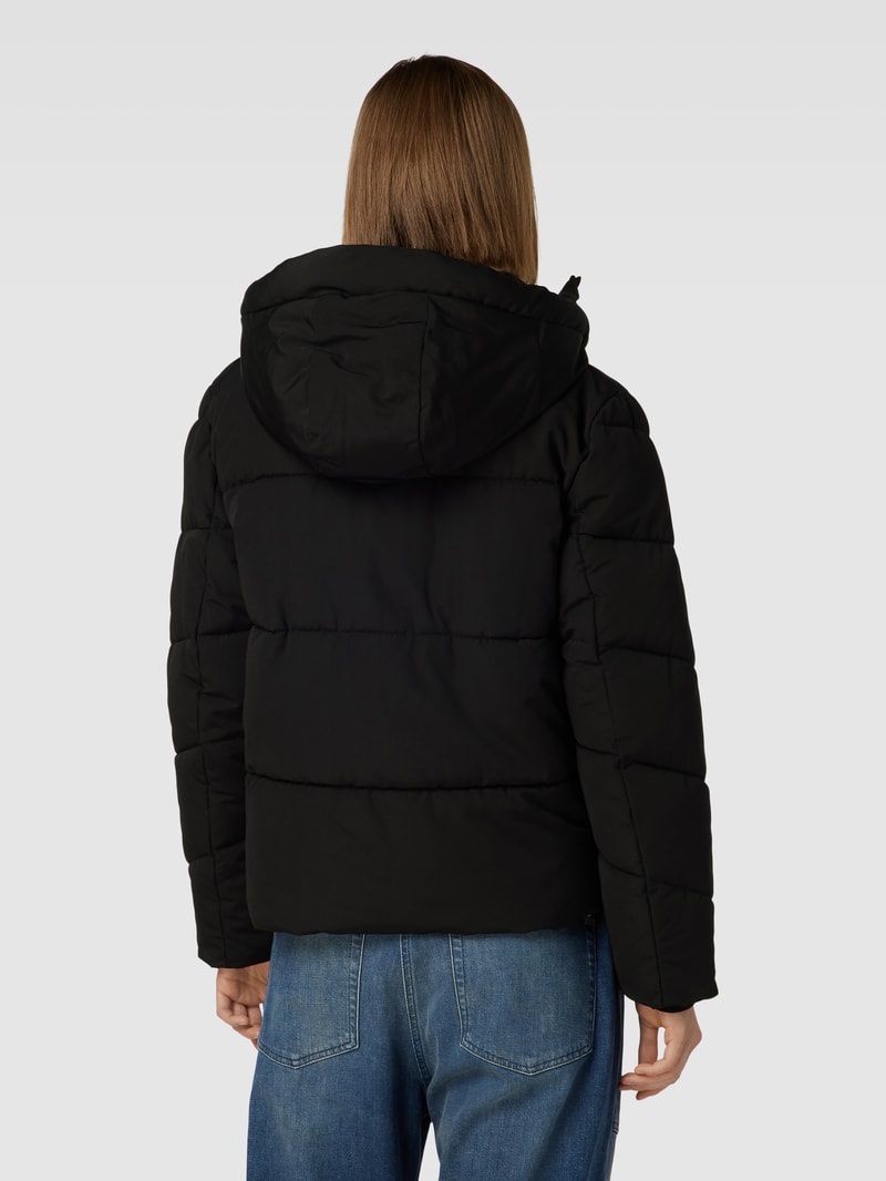 Steppjacke mit Kapuze in schwarz