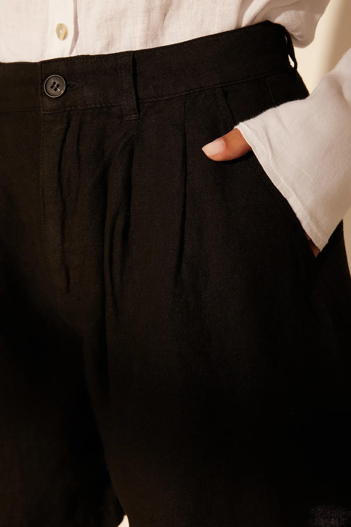 Trendyol Collection  Schwarze Shorts mit hoher Taille und Falten aus 100 % Leinen TWOSS24SR00093