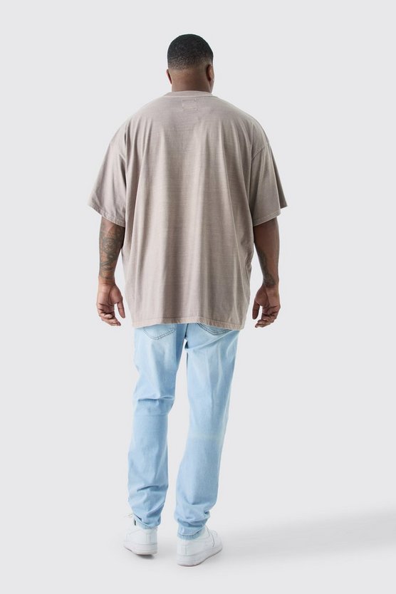 Plus gerade Jeans mit Acid-Waschung und Riss an Knie