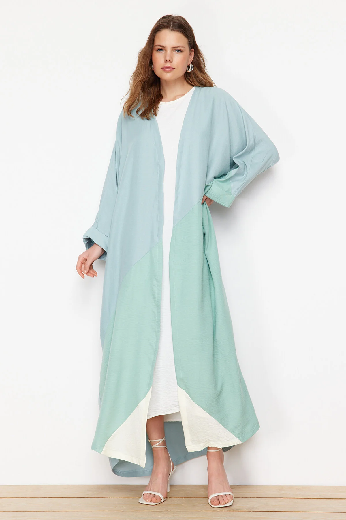 Trendyol Modest  Khakifarbene, lange gewebte Kappe mit Farbblock und Gürtel & Ferace TCTSS24KF00002