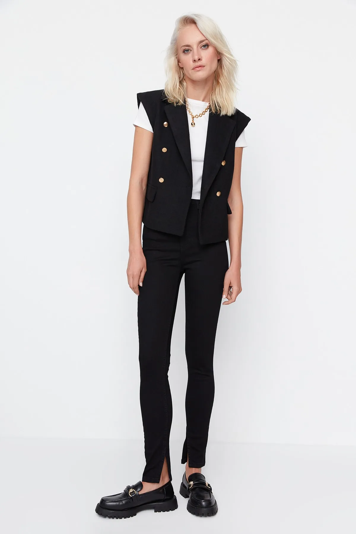 Trendyol Collection  Schwarze High Waist Skinny Jeans mit Schlitzen TWOSS21JE0081