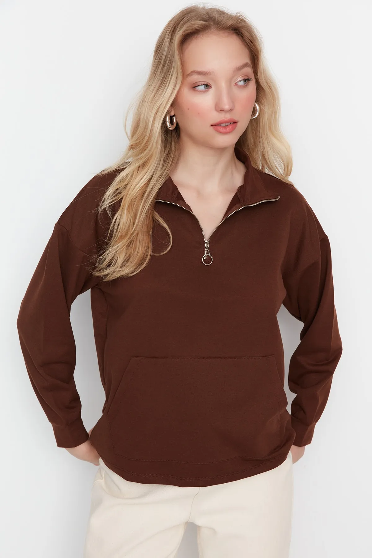 Trendyol Collection  Braunes dünnes Strick-Sweatshirt mit Reißverschluss und Taschendetail TWOAW23SW00005