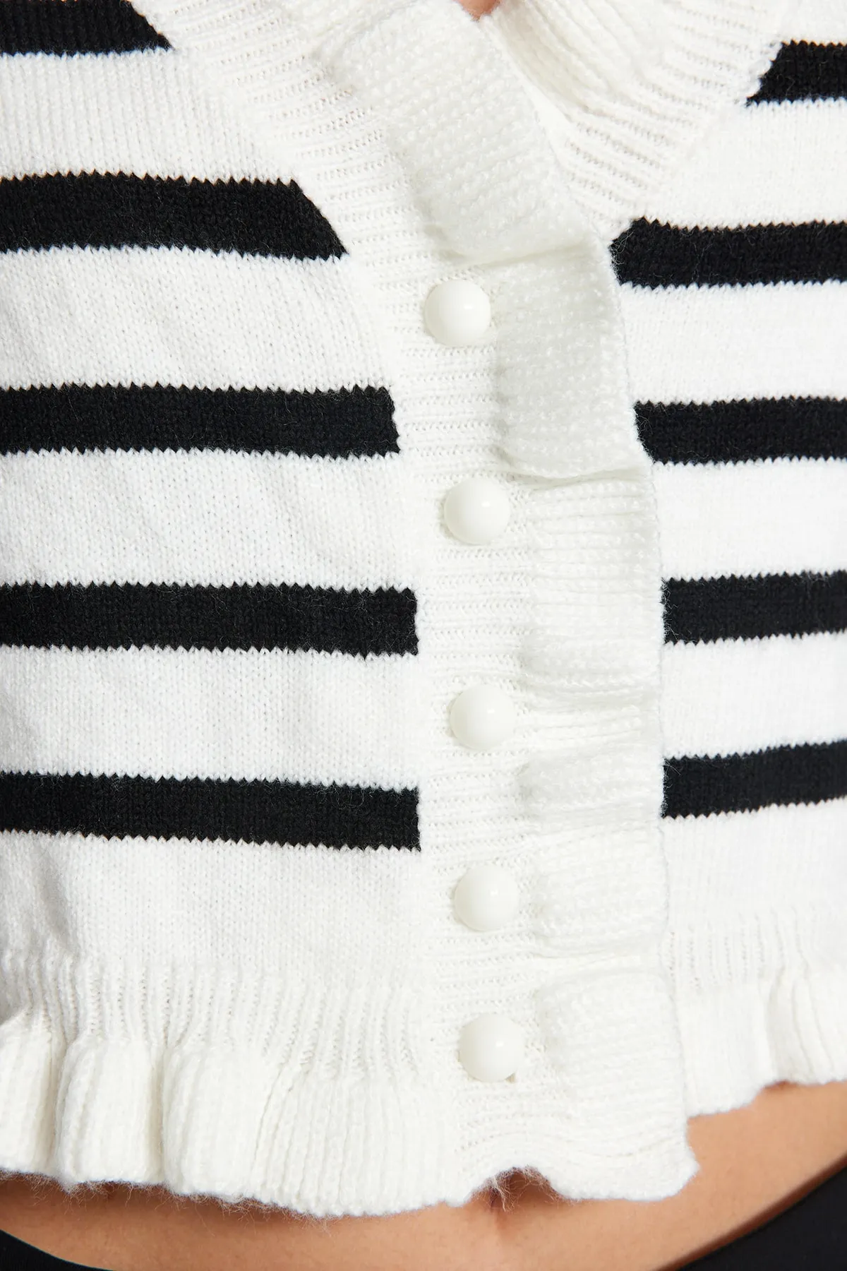 Trendyol Collection  Ecrufarbene, kurze Strickjacke TWOAW24HI00169