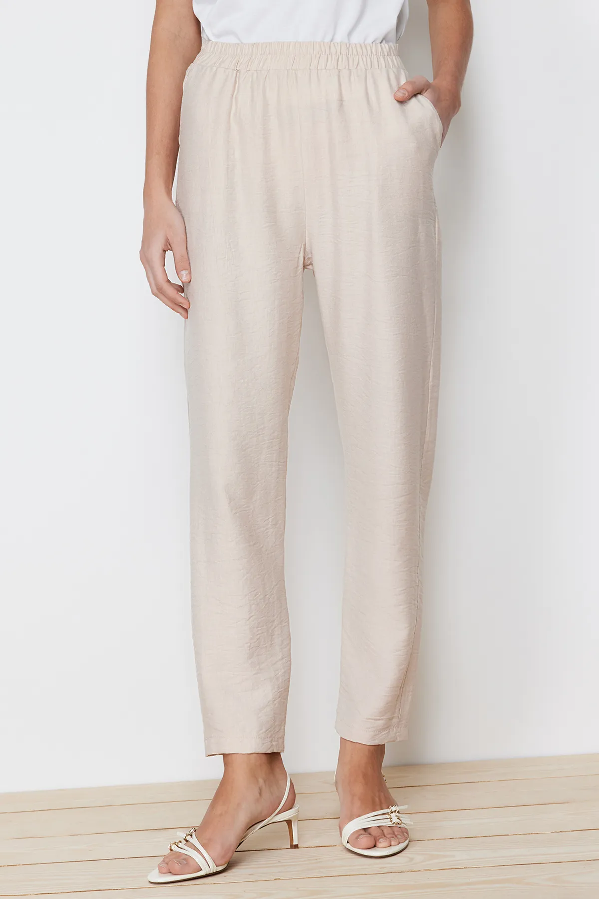 Trendyol Modest  Beigefarbenes Set mit gewebten Hosen, Tunika, Oberteil und Unterteil in Leinenoptik TCTSS24US00016