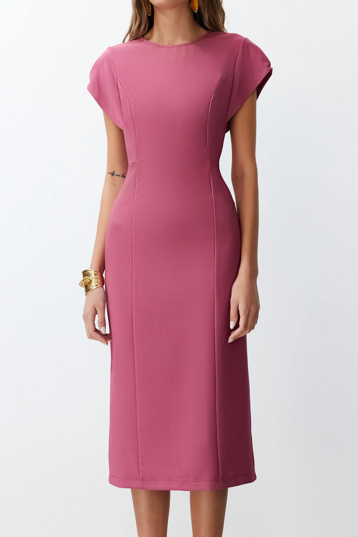 Trendyol Collection  Dried Rose Body Wrap Gewebtes Midikleid mit niedrigen Ärmeln und Rundhalsausschnitt TWOSS24EL00608