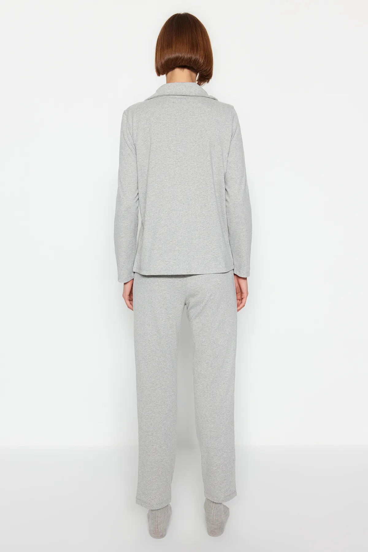 Trendyol Collection  Grau meliertes Pyjama-Set aus Hemd und Hose aus Baumwolle mit Teddybär-Stickerei THMAW24PT00008