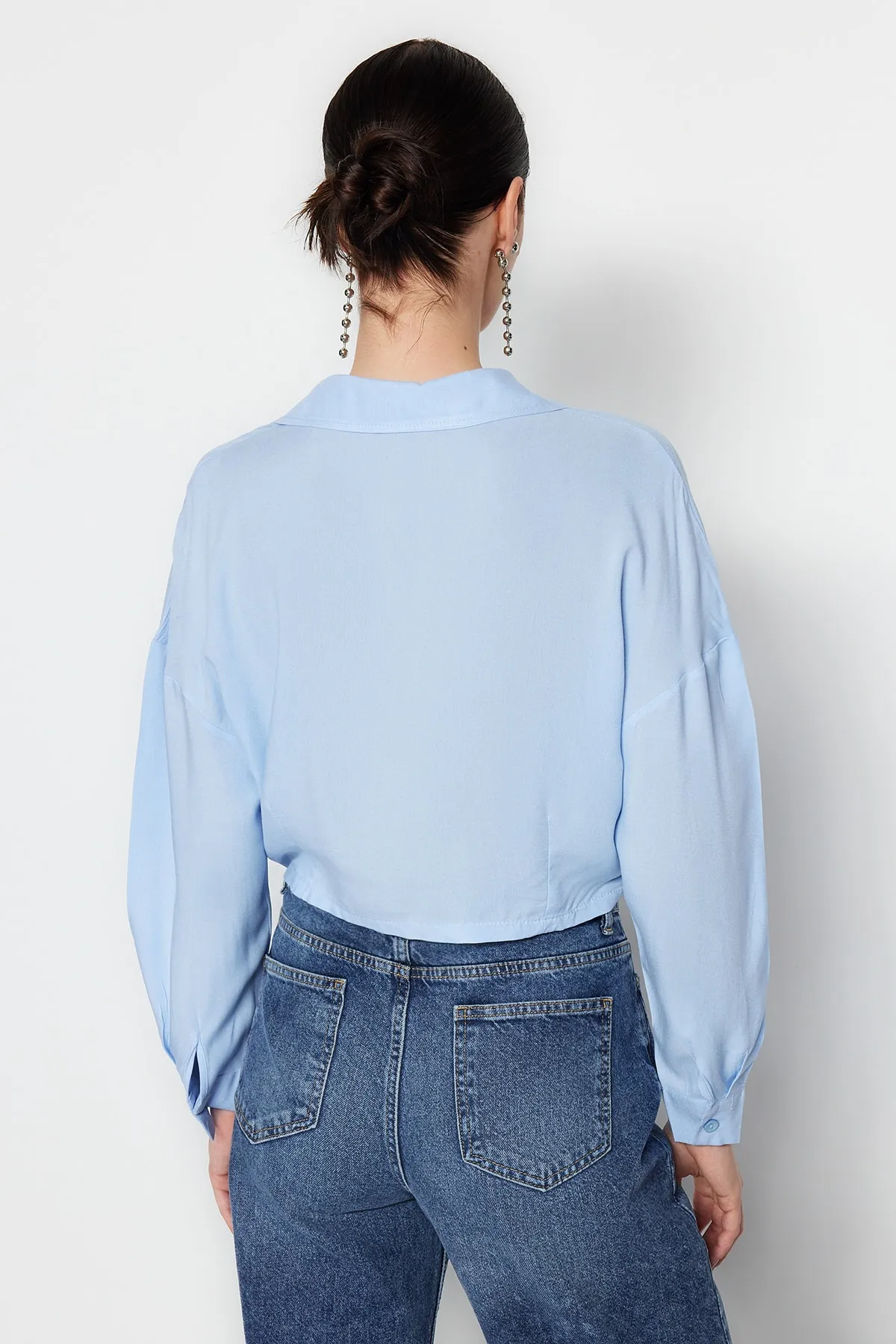 Trendyol Collection  Hellblaue geraffte Webbluse TWOSS23BZ00442
