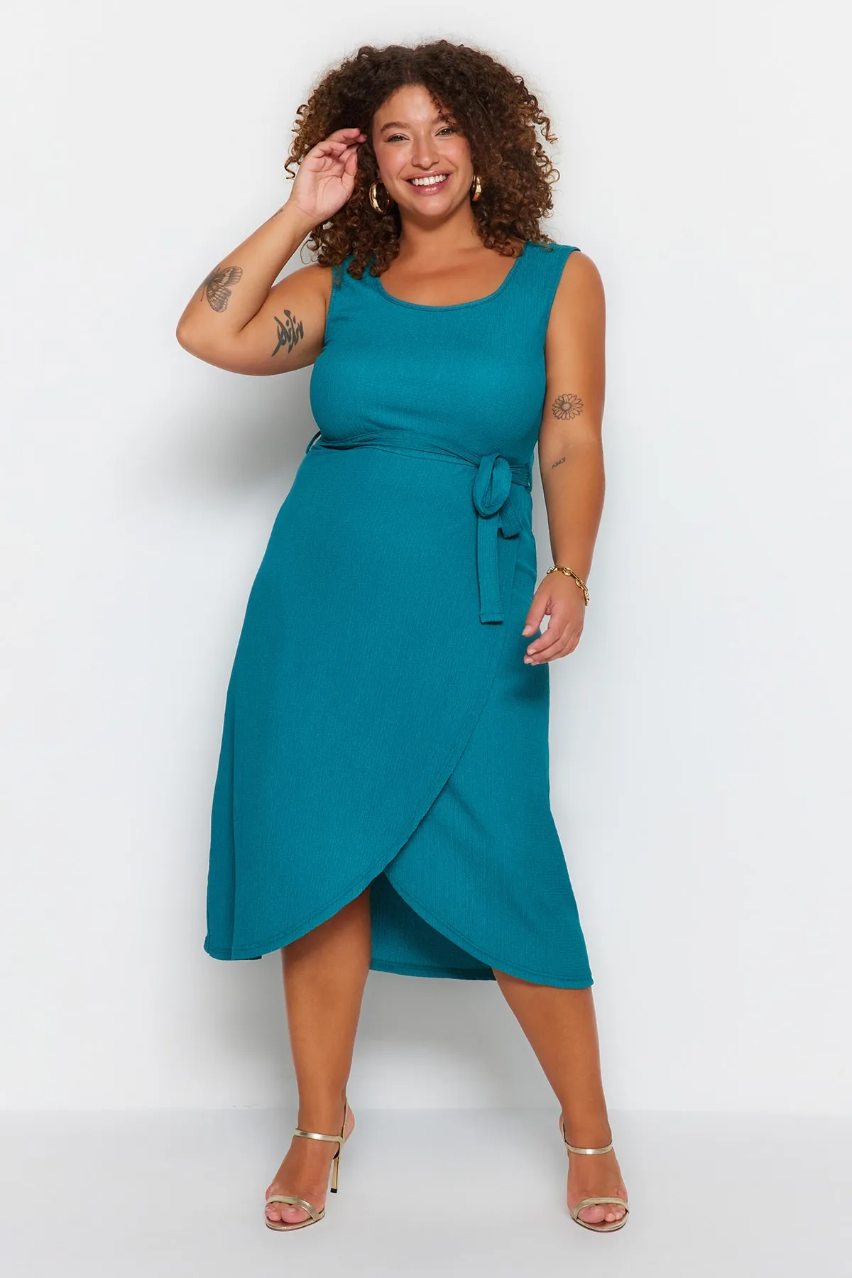 Trendyol Curve  Petrolfarbenes, zweireihiges Strickkleid mit Gürtel TBBSS22AH0144