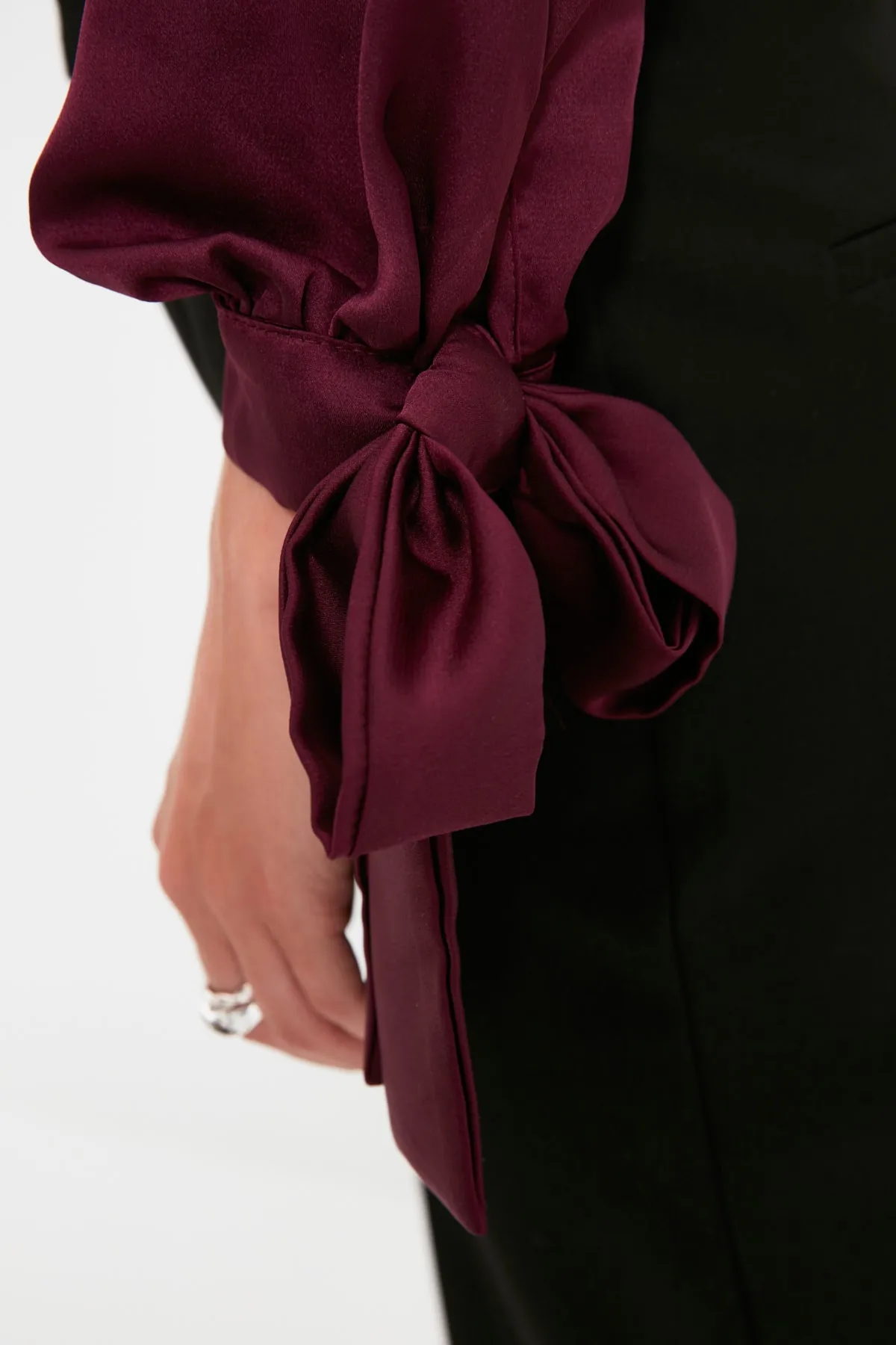 Trendyol Collection  Bluse aus gewebtem Satin – Pflaumenfarbe, mit Bindedetail TOFAW19FG0082