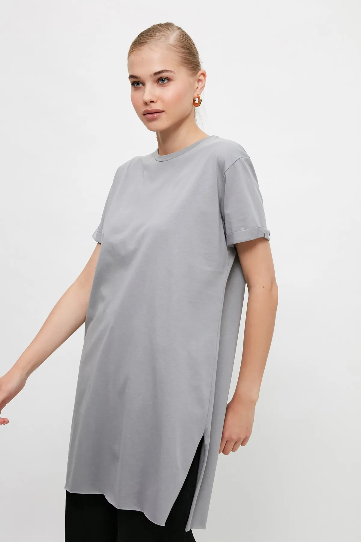 Trendyol Modest  Graues Basic-Kurzarm-Single-Jersey-T-Shirt mit Schlitz aus 100 % Baumwolle TCTSS21TN0056
