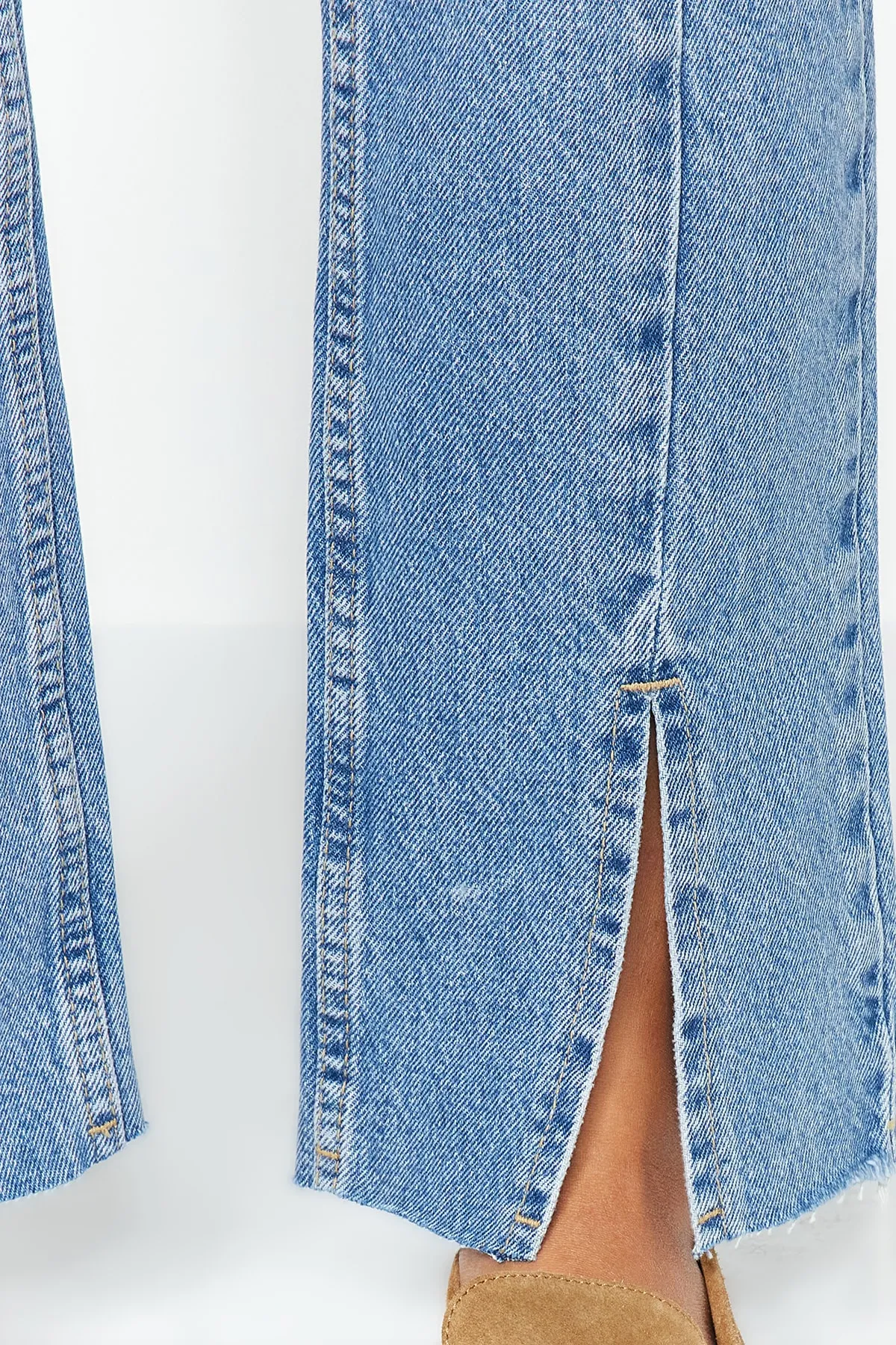 Trendyol Collection  Blaue gerade Jeans mit Schlitz und hoher Taille und Ziernähten TWOAW23JE00099